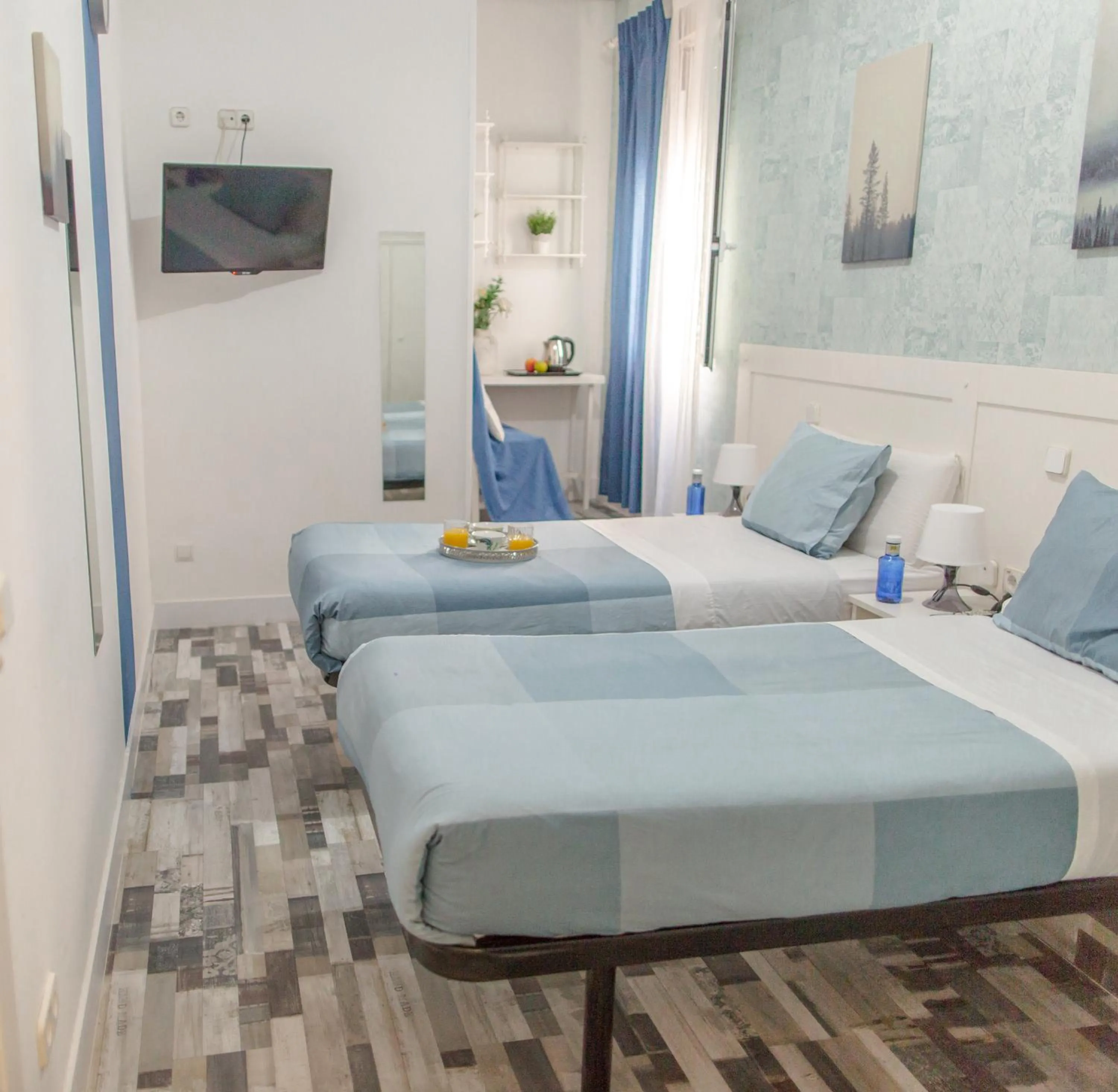 Photo of the whole room, Bed in Fuencarral Adeco