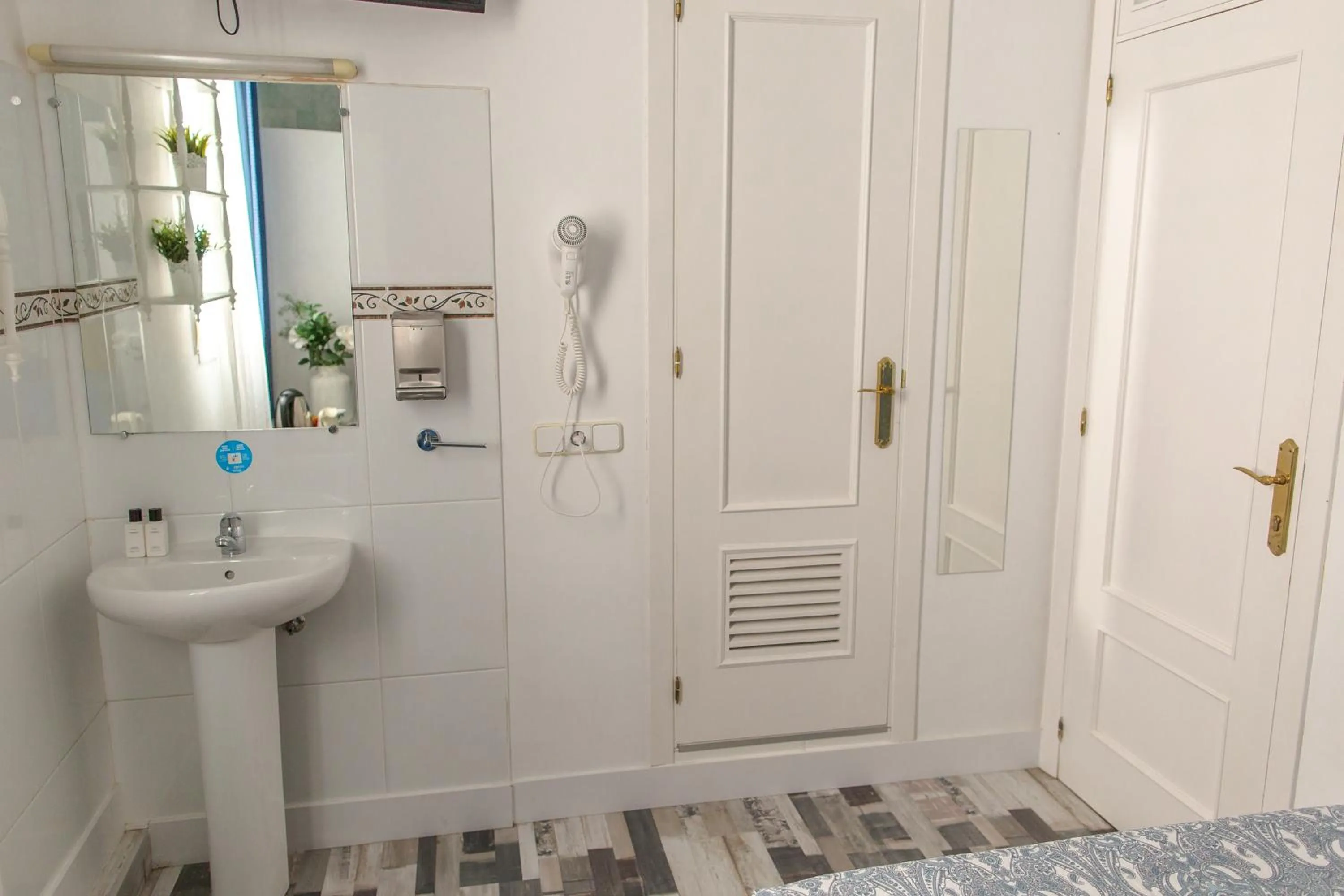 Bathroom in Fuencarral Adeco