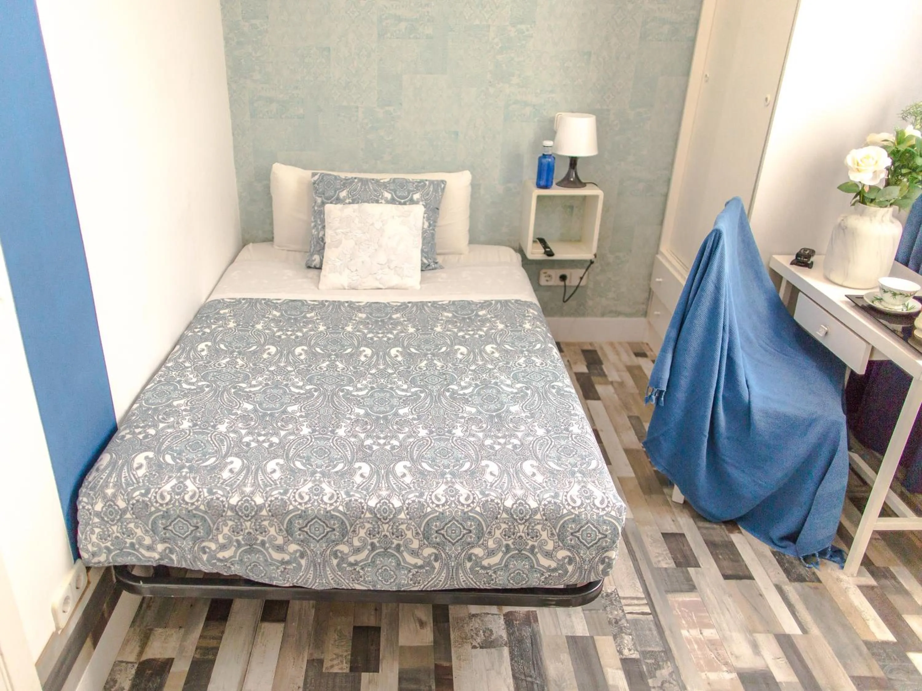 Photo of the whole room, Bed in Fuencarral Adeco