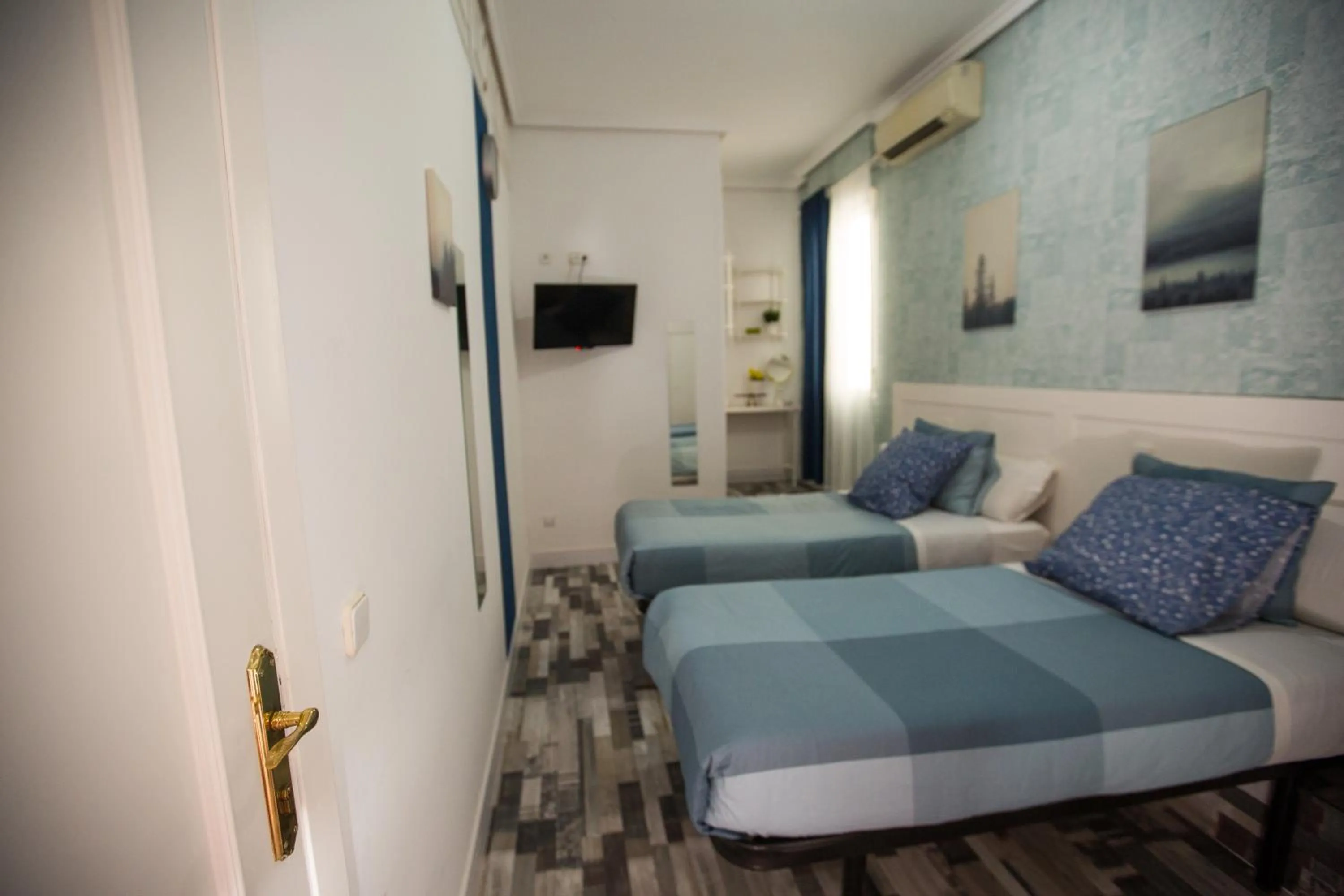 Photo of the whole room, Bed in Fuencarral Adeco