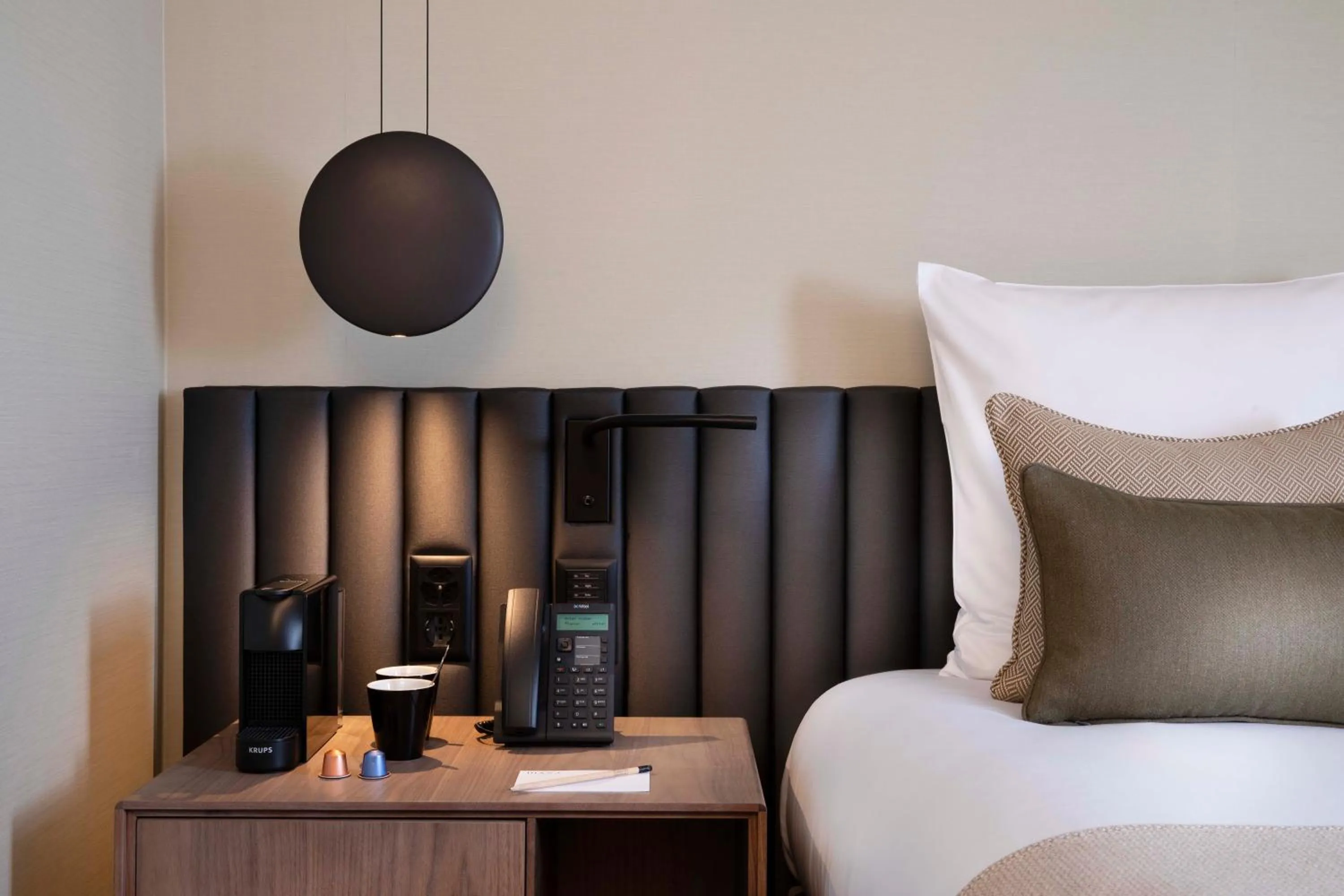 Coffee/tea facilities, Bed in Hotel D Geneva