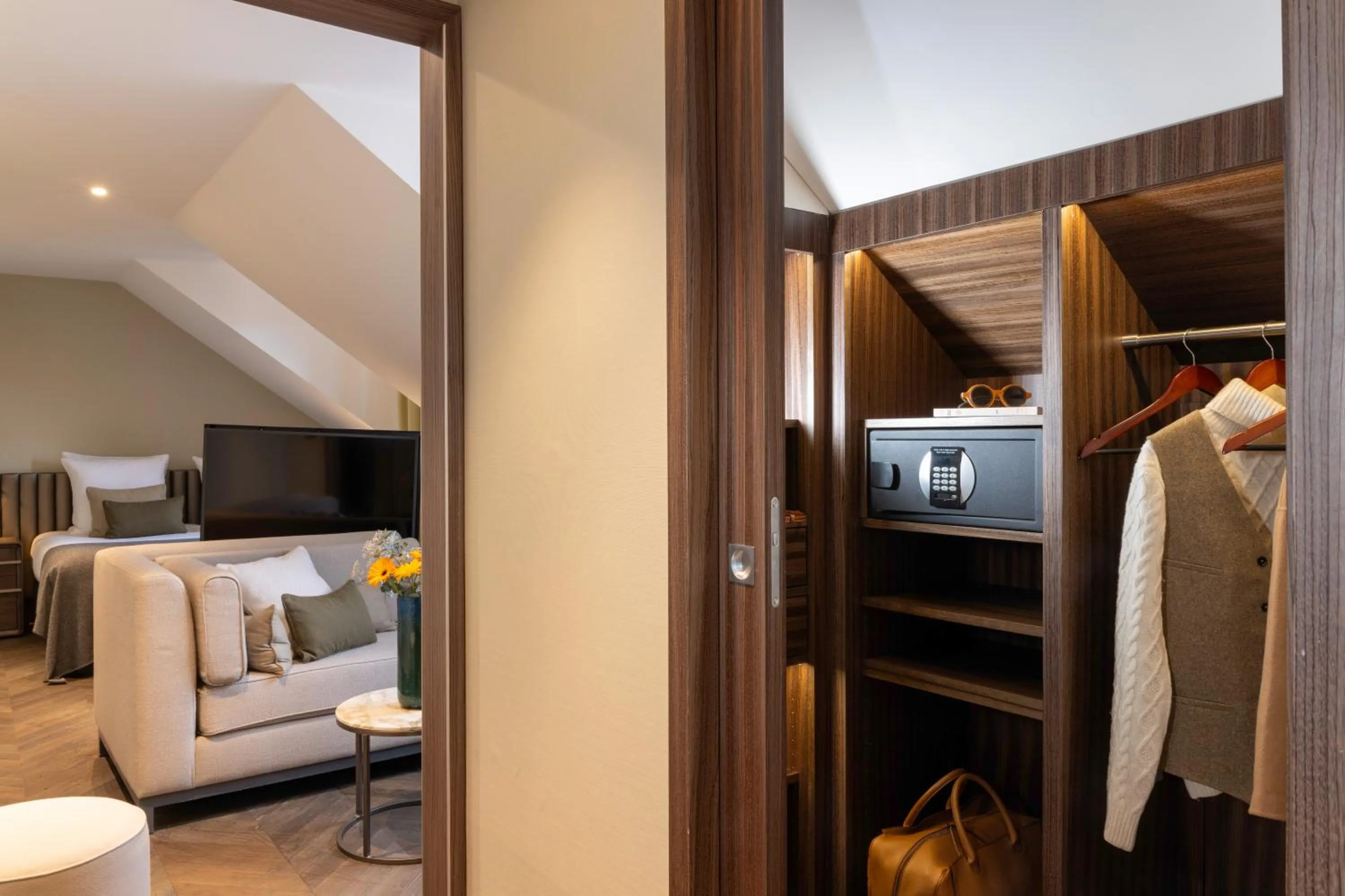 storage, Bed in Hotel D Geneva