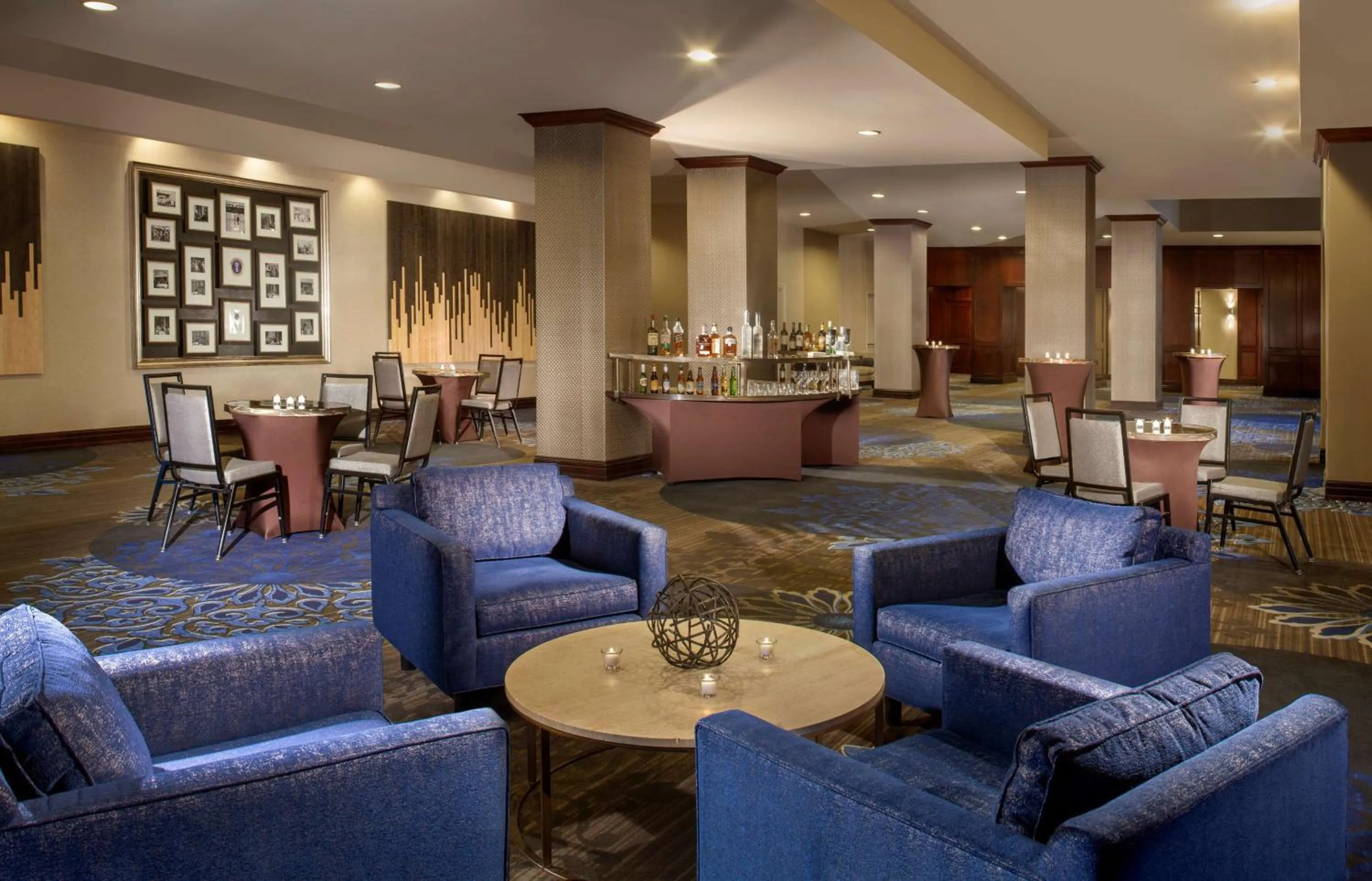 Lounge or bar in Hilton Fort Worth