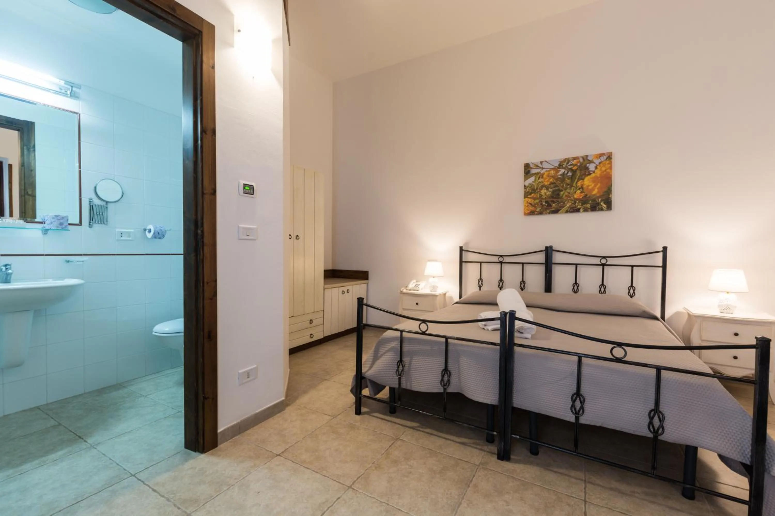 Shower, Bed in Masseria Valente