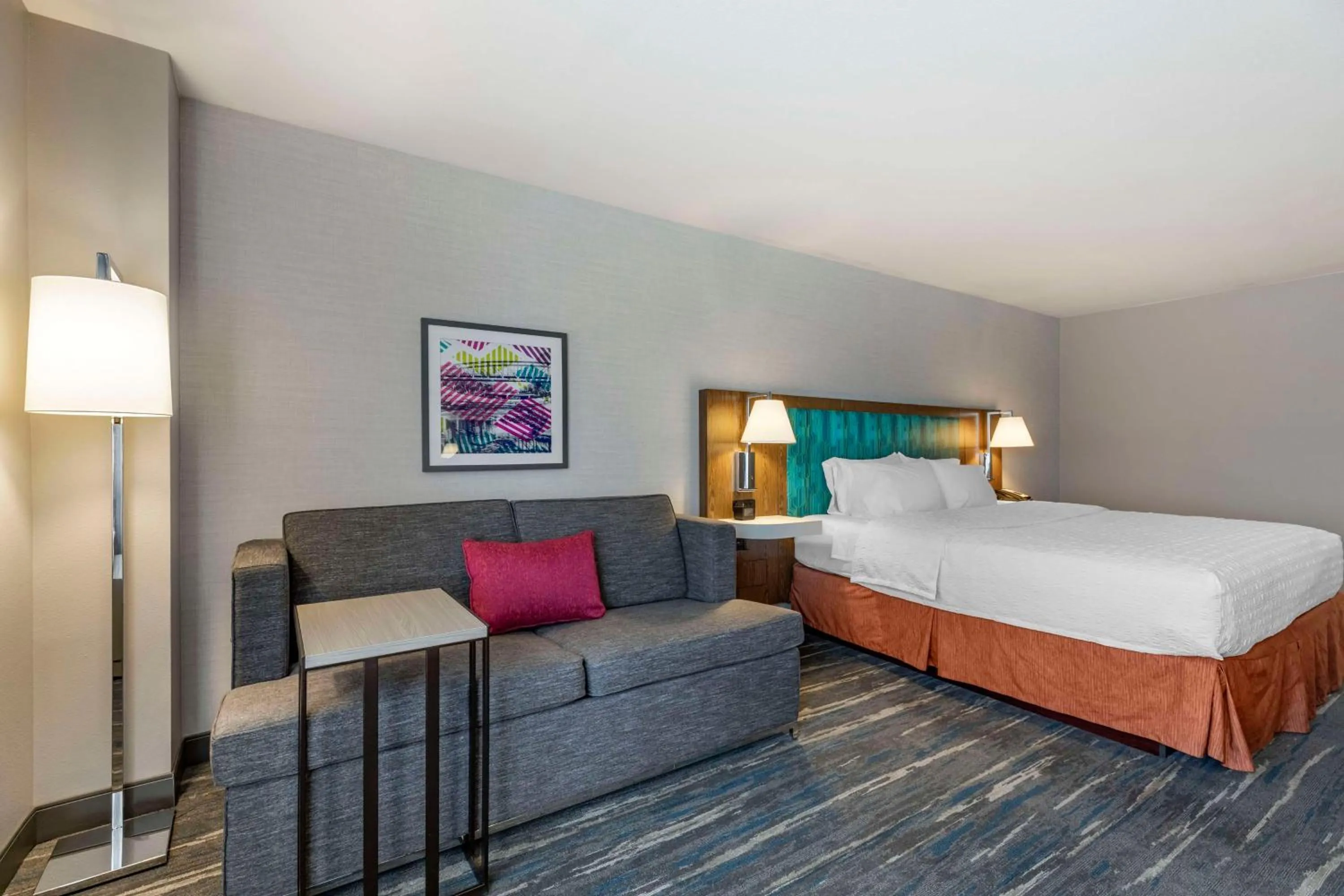 Living room, Bed in Hampton Inn Fort Collins