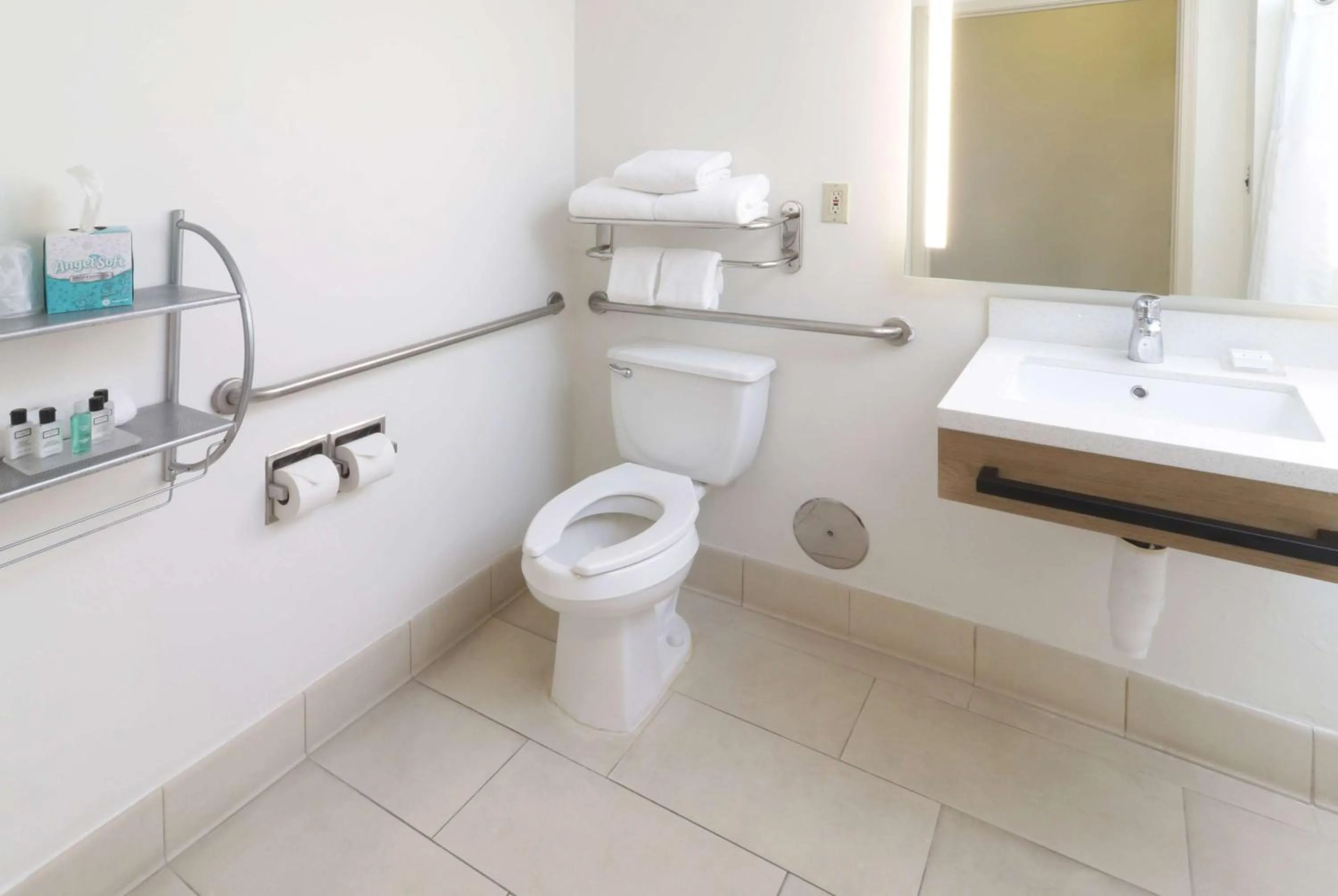 TV and multimedia in Wyndham Garden McAllen at La Plaza Mall