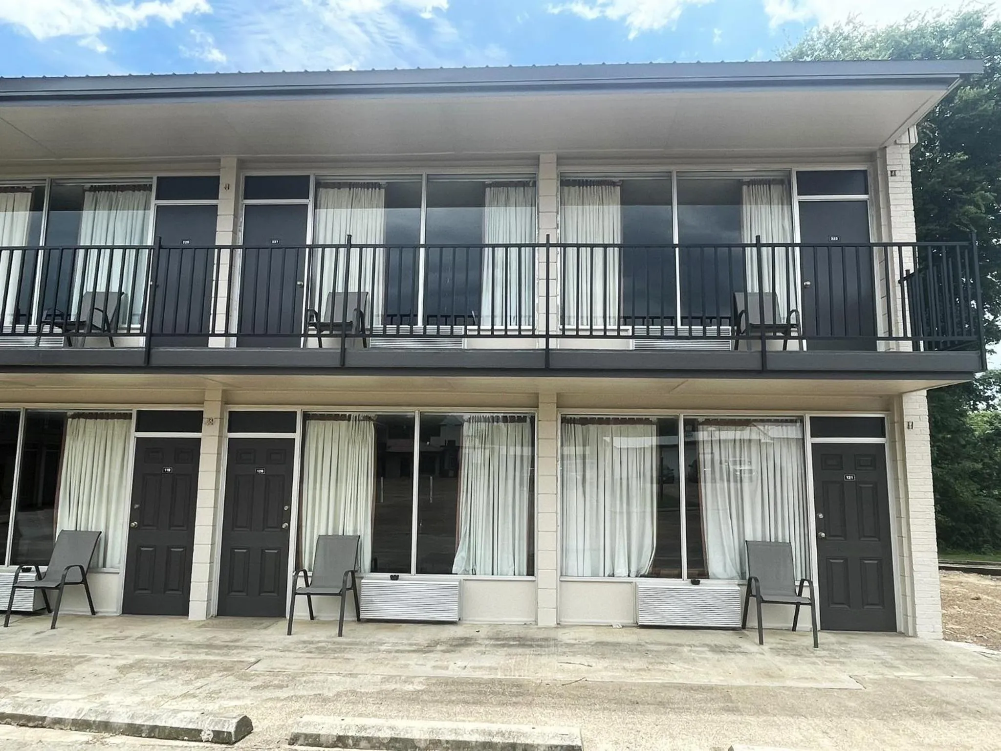 Property building in Kings Inn Valliant