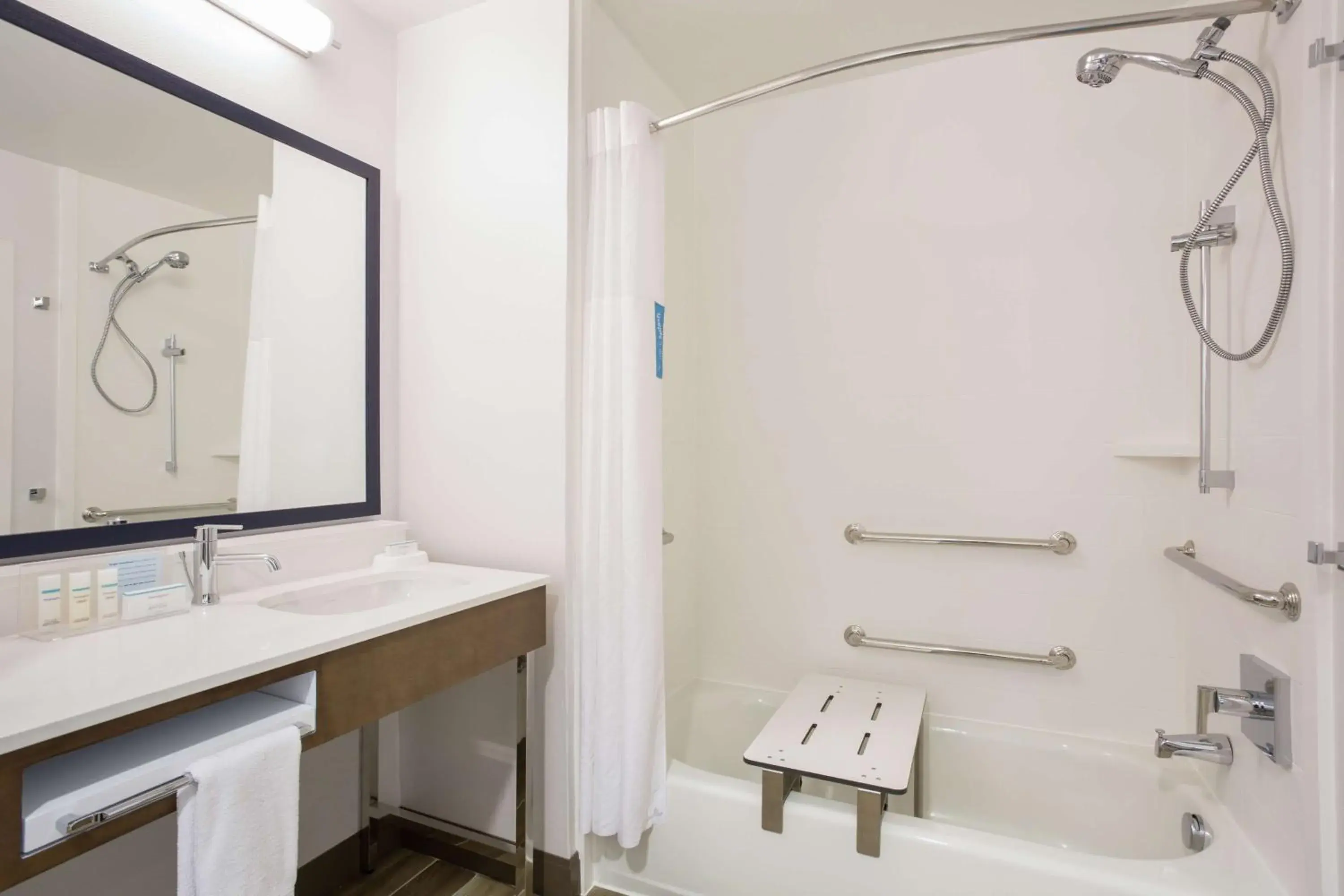 King Room with Accessible Tub - Mobility and Hearing Access/Non-Smoking in Hampton Inn & Suites Denver-Downtown King Room with Accessible Tub - Mobility and Hearing Access/Non-Smoking in Hampton Inn & Suites Denver-Downtown