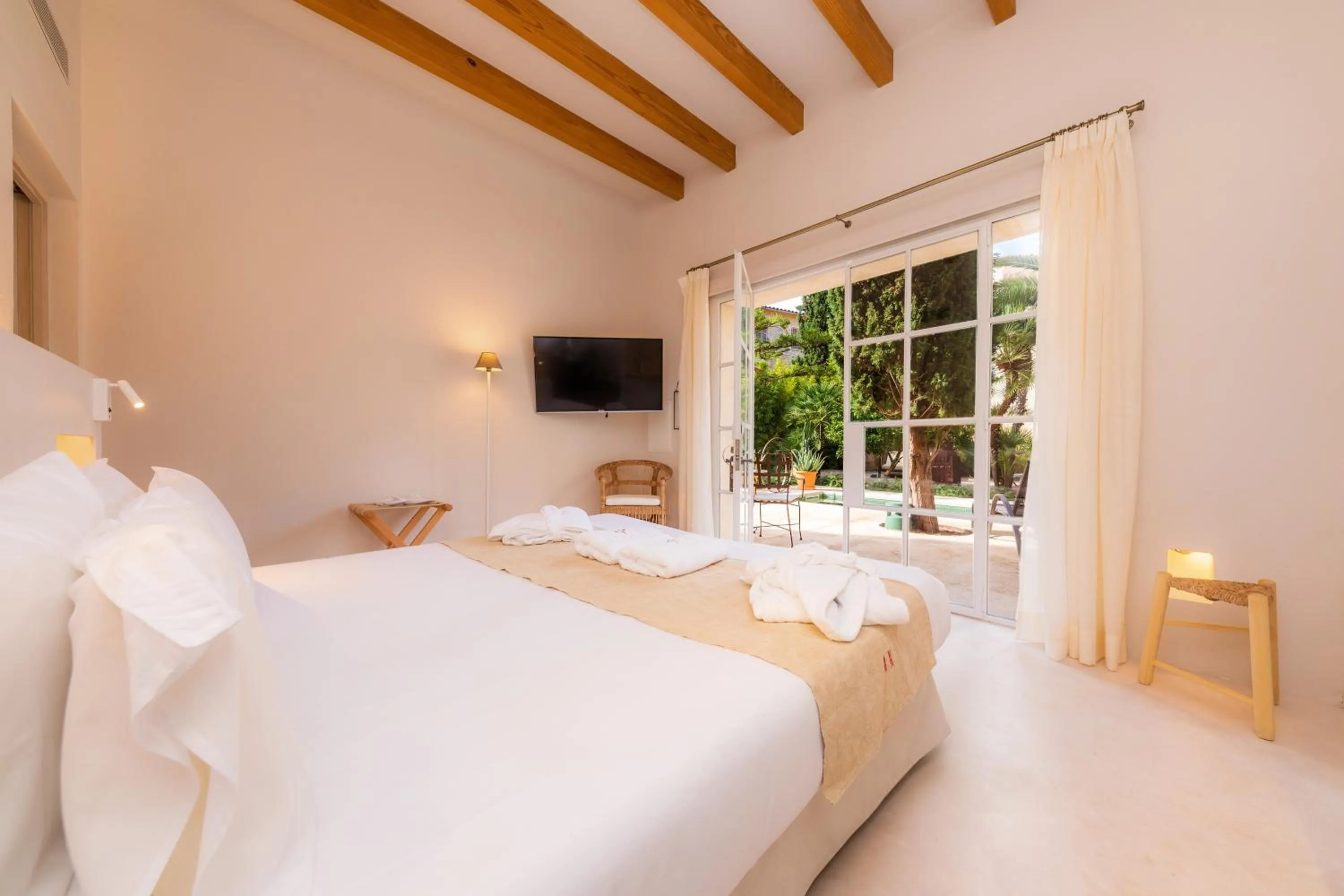 Pool view, Bed in Yartan Boutique Hotel - Adults Only