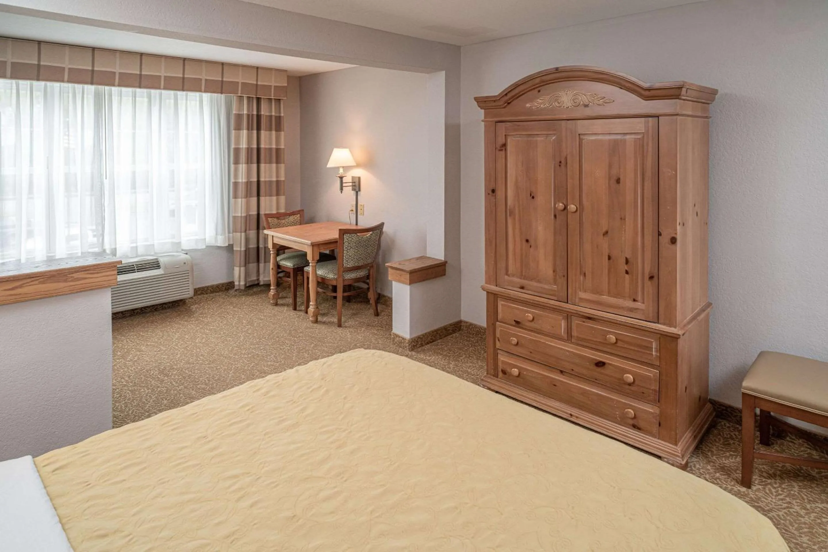 Bedroom, Bed in Country Inn & Suites by Radisson, Beckley, WV
