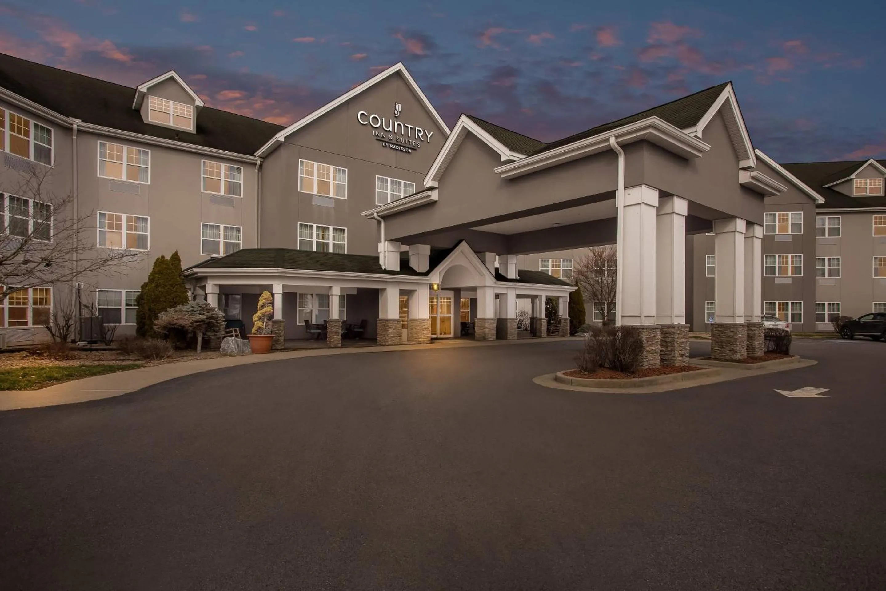 Property building in Country Inn & Suites by Radisson, Beckley, WV