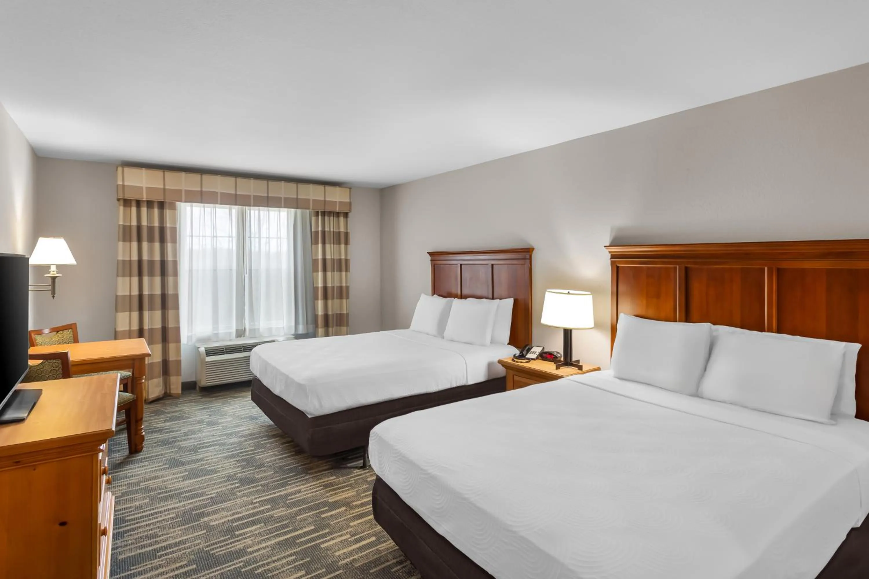Guests, Bed in Country Inn & Suites by Radisson, Beckley, WV