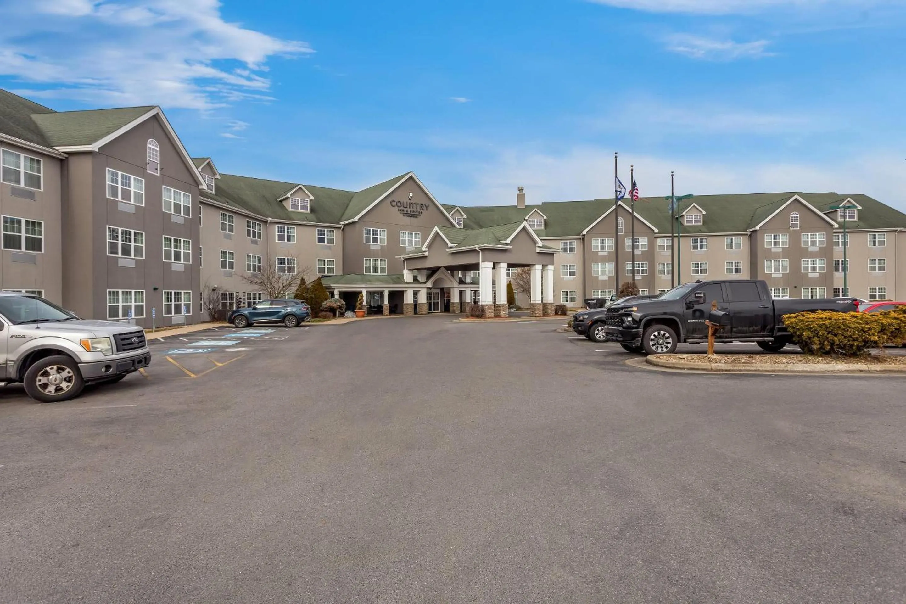 Property building in Country Inn & Suites by Radisson, Beckley, WV