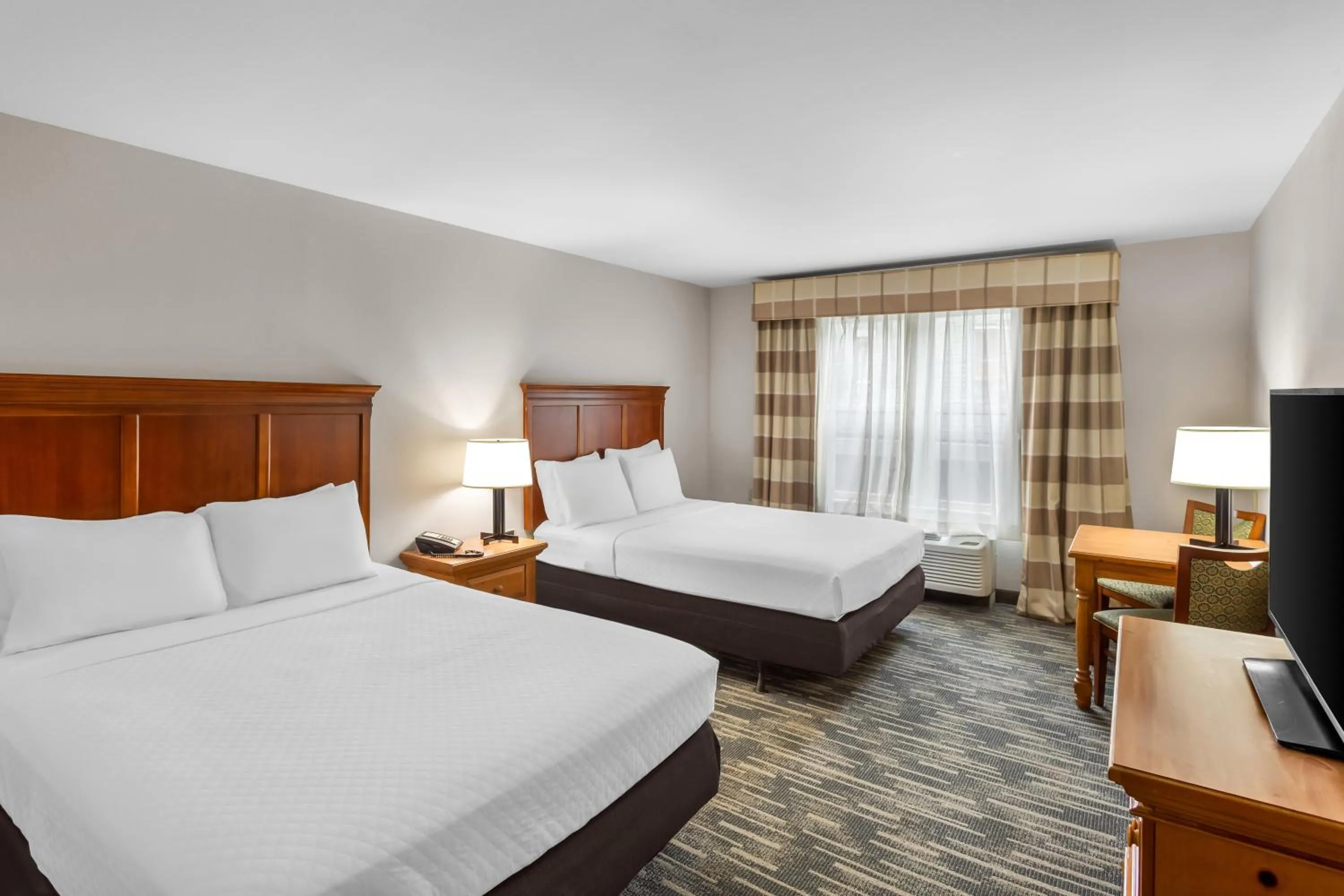 Guests, Bed in Country Inn & Suites by Radisson, Beckley, WV