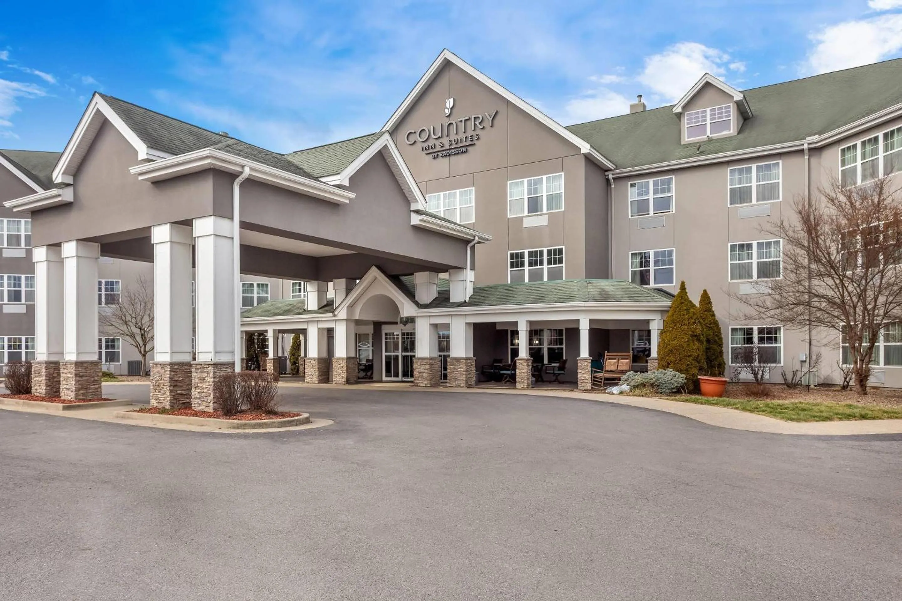 Property building in Country Inn & Suites by Radisson, Beckley, WV
