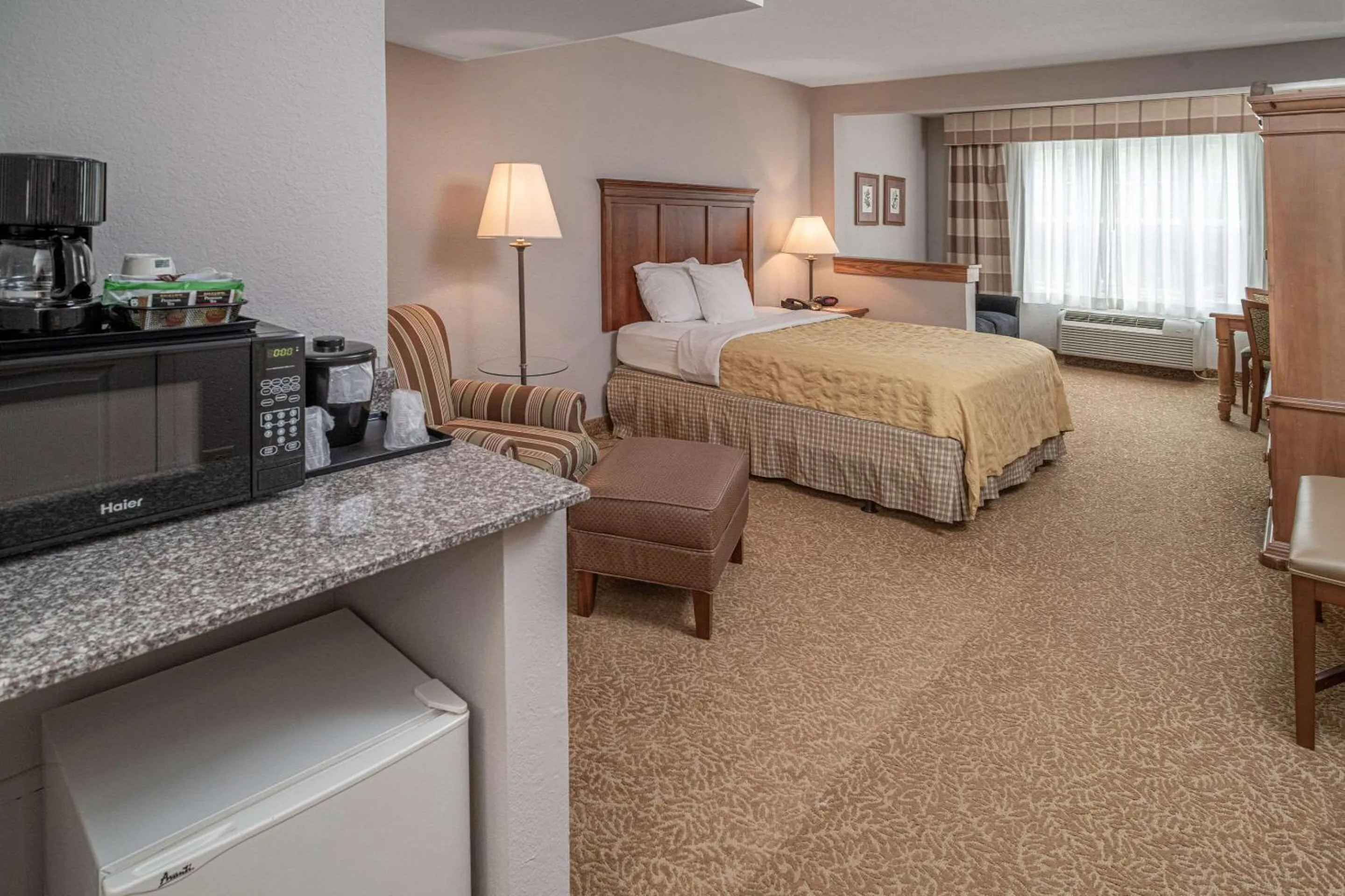 Bedroom, Bed in Country Inn & Suites by Radisson, Beckley, WV