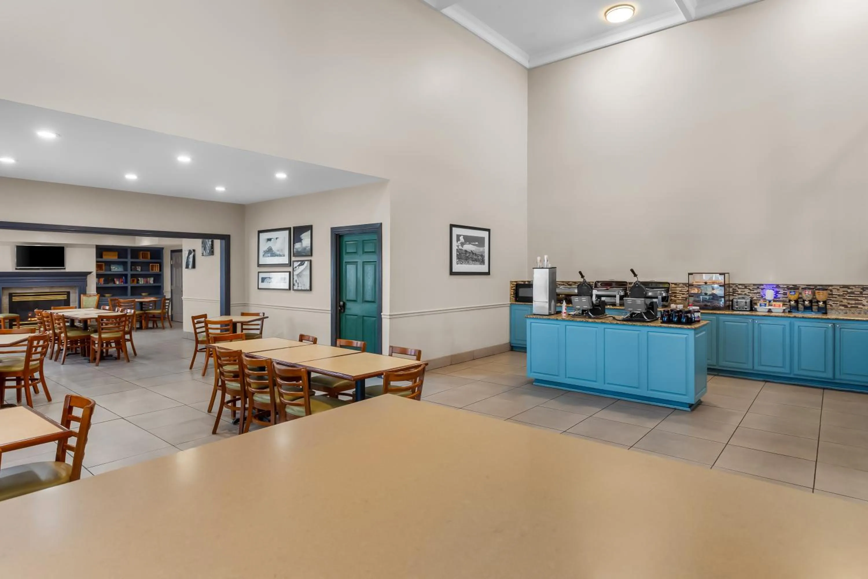 Breakfast in Country Inn & Suites by Radisson, Beckley, WV