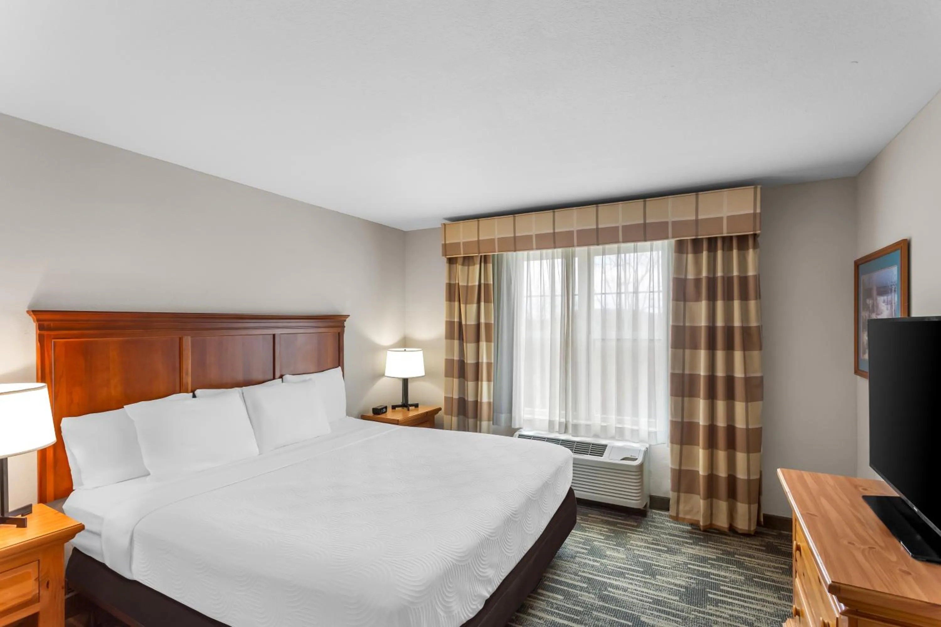 Guests, Bed in Country Inn & Suites by Radisson, Beckley, WV