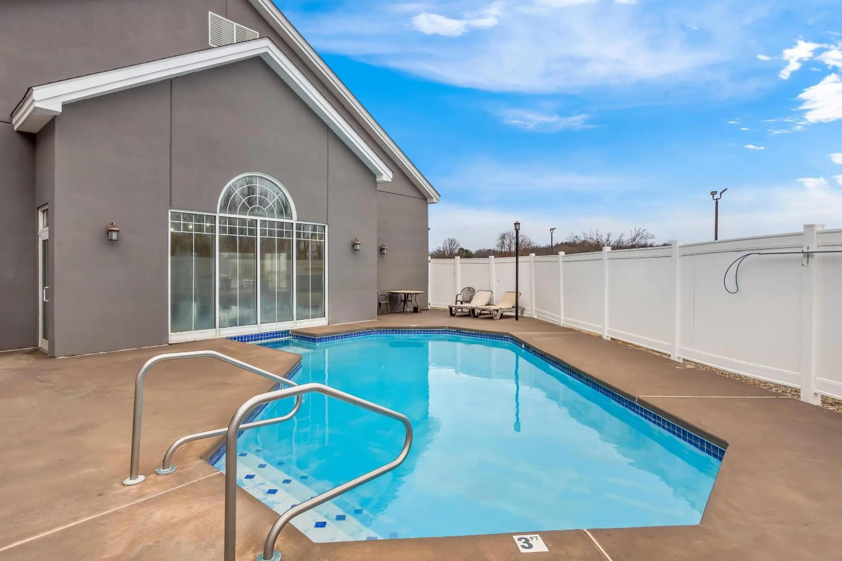 Swimming pool in Country Inn & Suites by Radisson, Beckley, WV