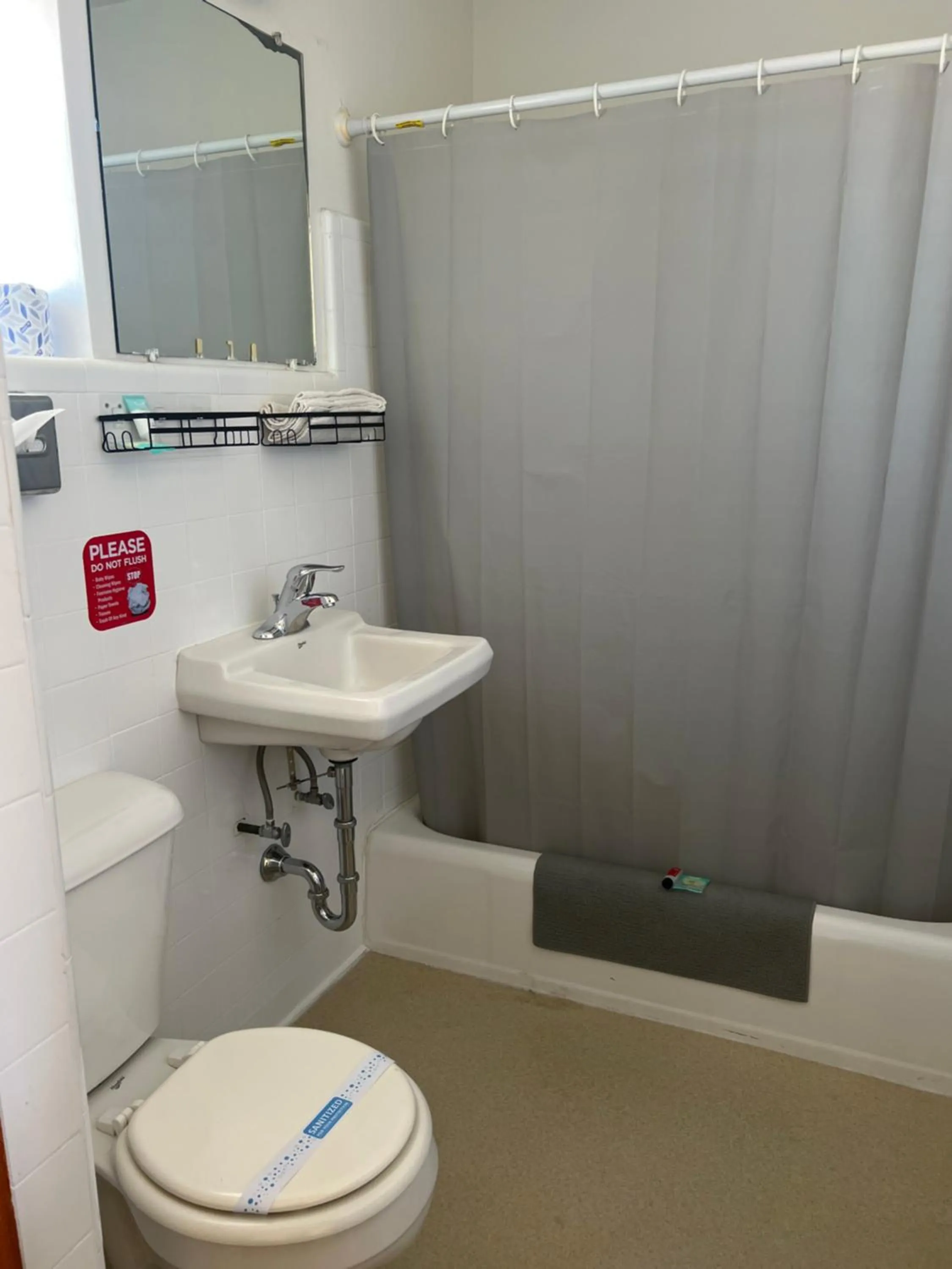 Bathroom in Midtown Inn & Suites