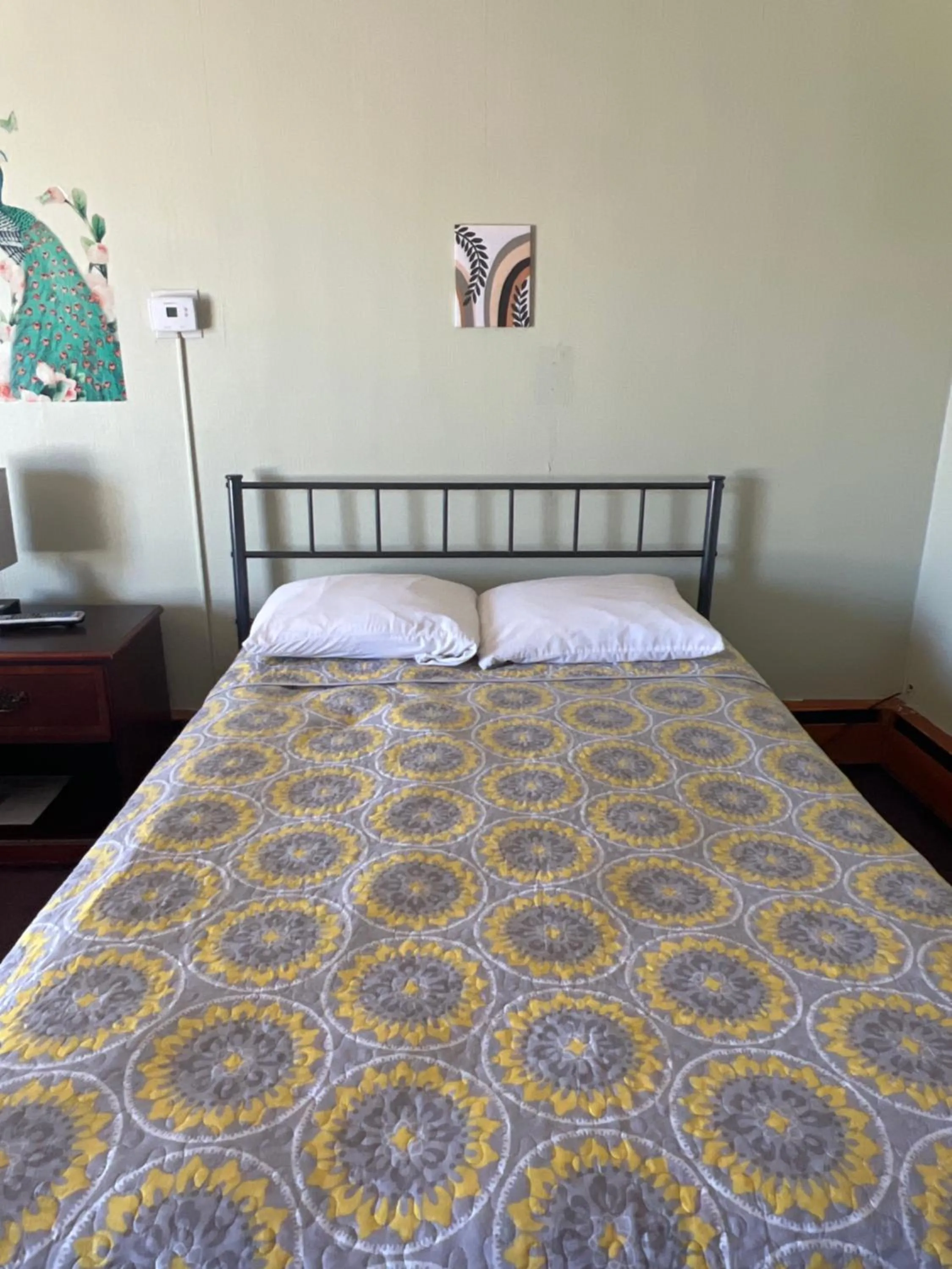 Bed in Midtown Inn & Suites