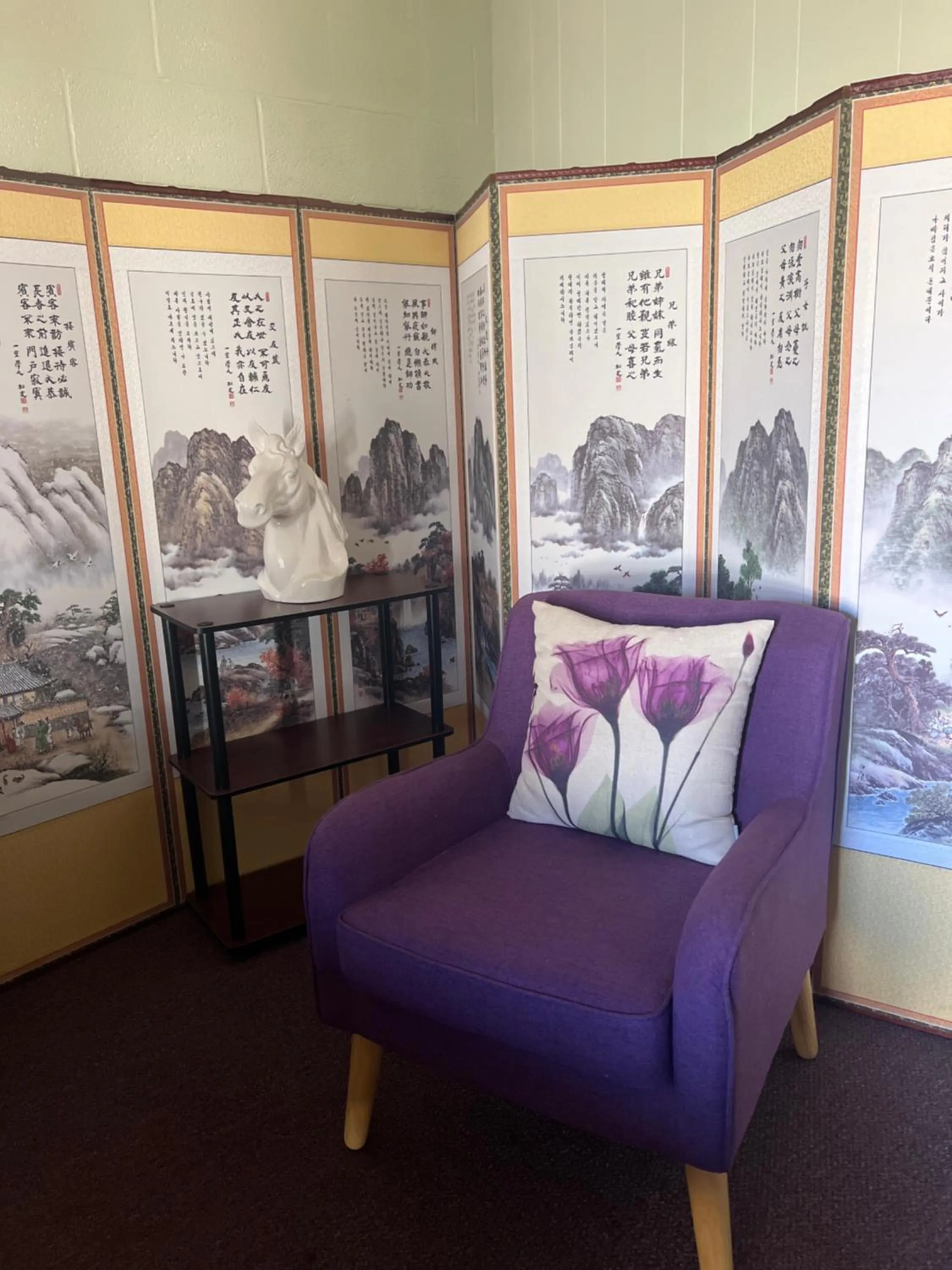 Seating area in Midtown Inn & Suites