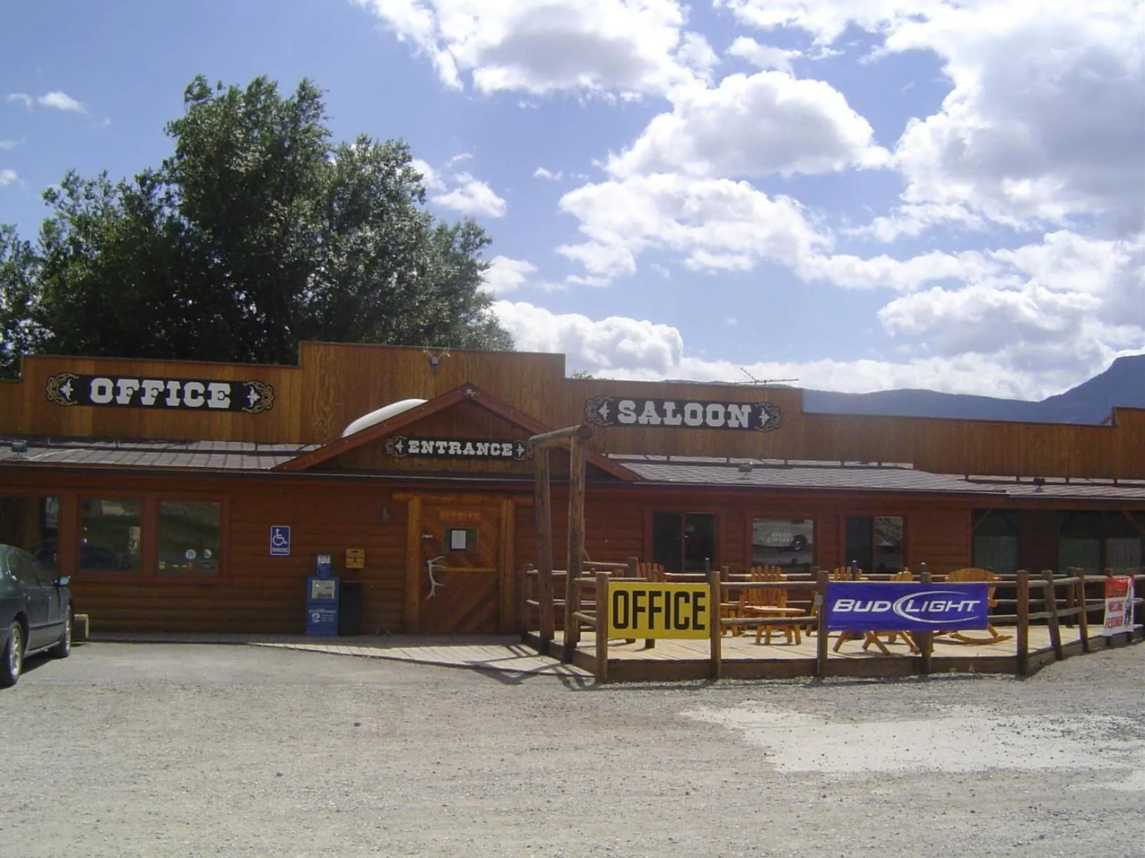 Facade/entrance in Yellowstone Valley Inn