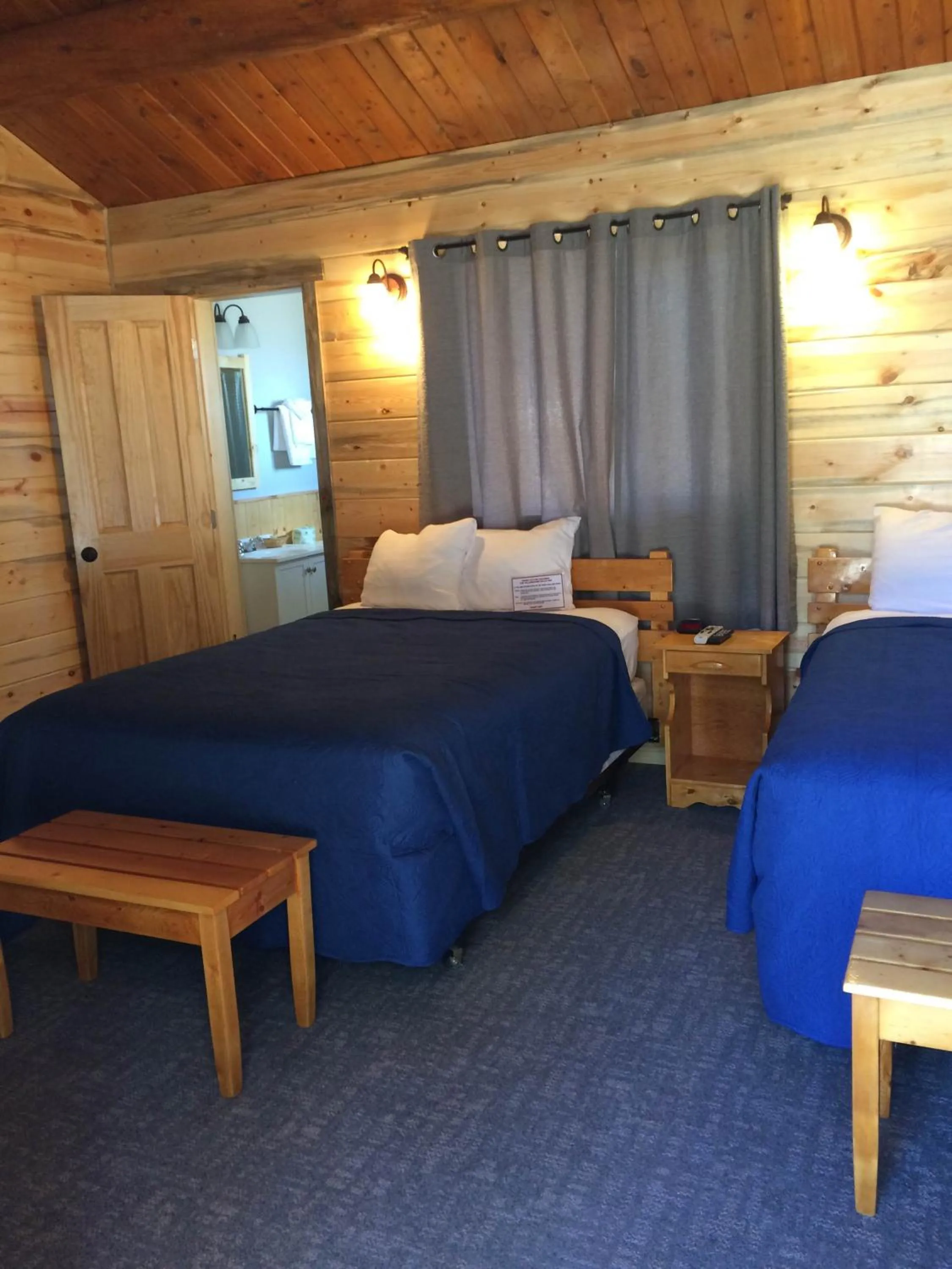 Photo of the whole room, Bed in Yellowstone Valley Inn