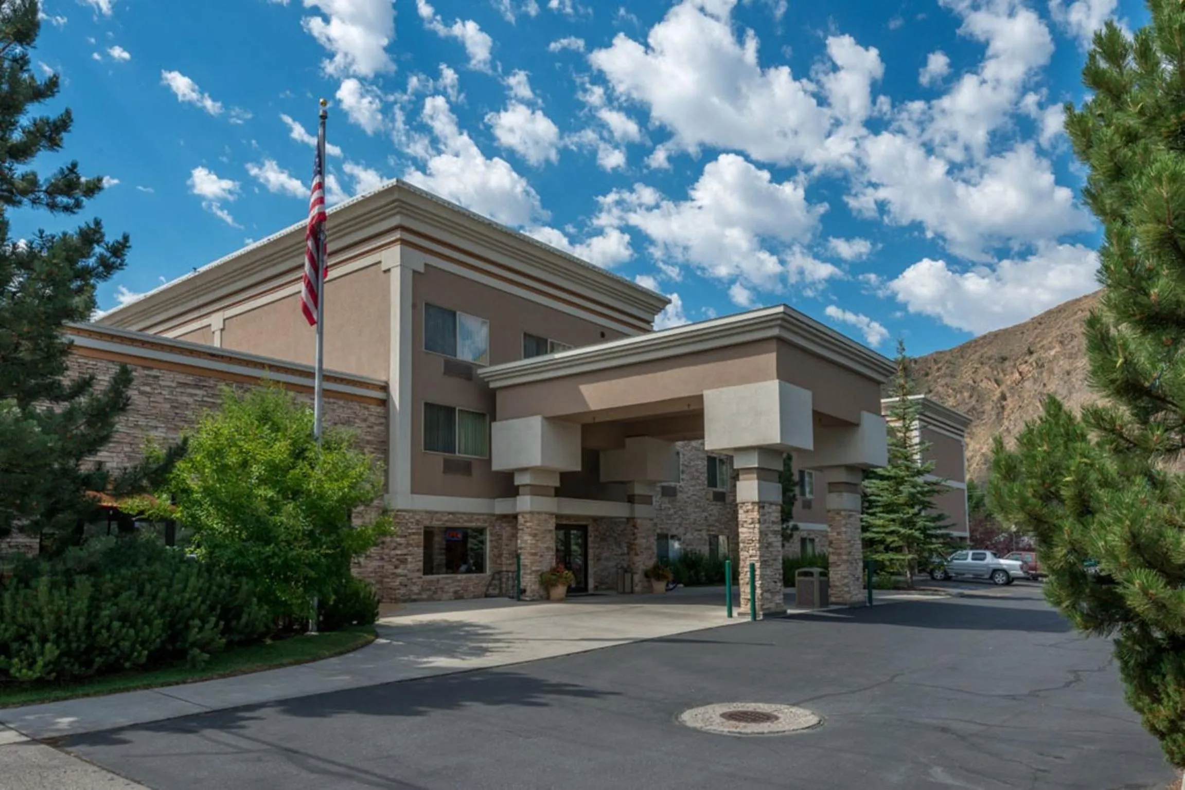 Property building in Wood River Inn & Suite