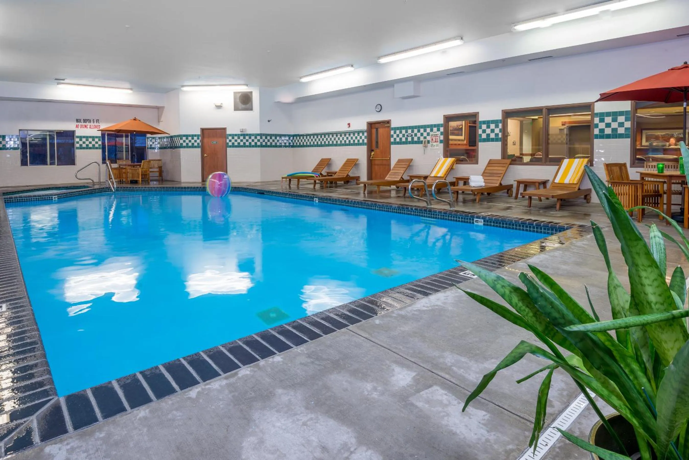 Swimming pool in Wood River Inn & Suite