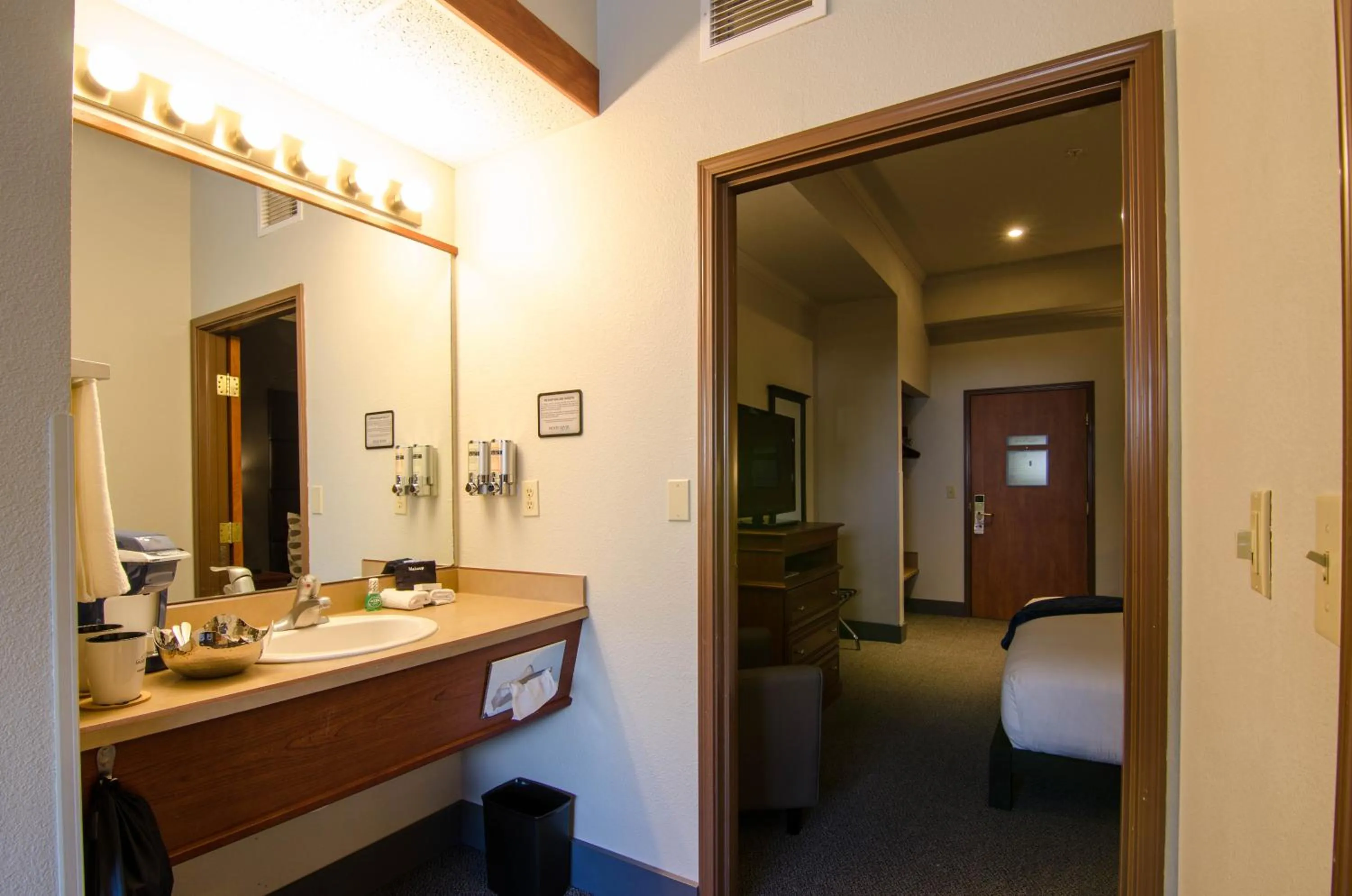 Bathroom, Bed in Wood River Inn & Suite