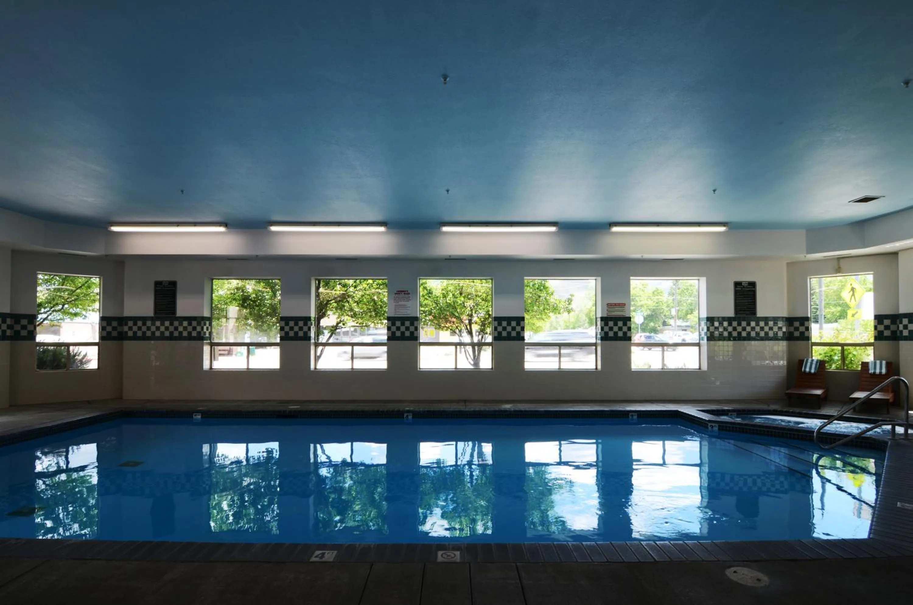 Swimming pool in Wood River Inn & Suite