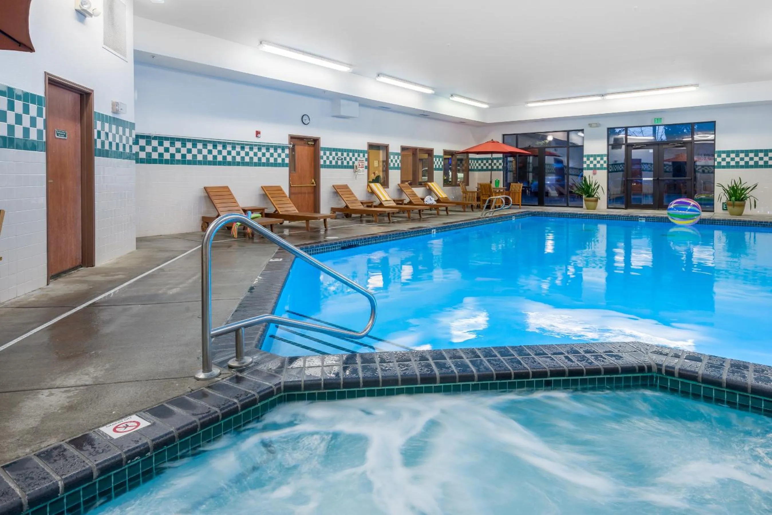 Swimming pool in Wood River Inn & Suite