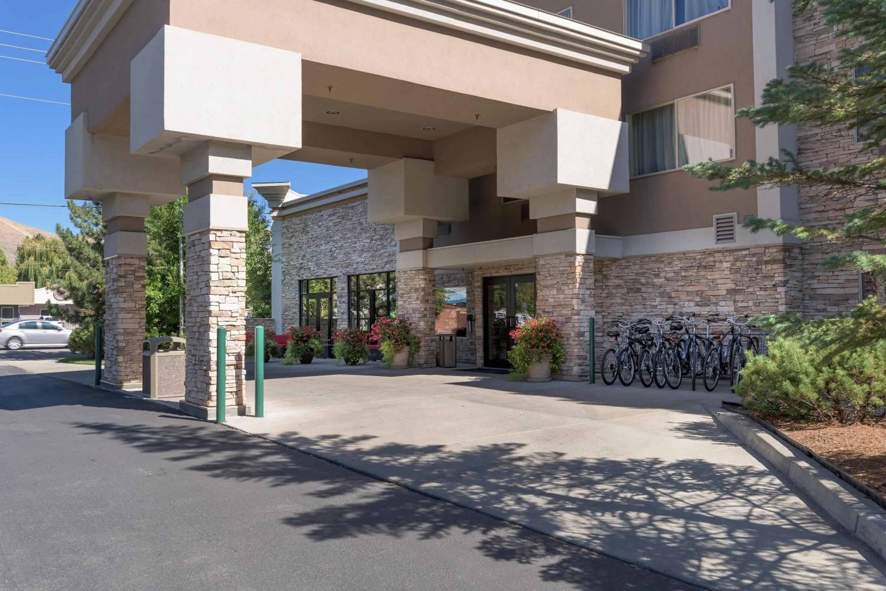 Facade/entrance in Wood River Inn & Suite