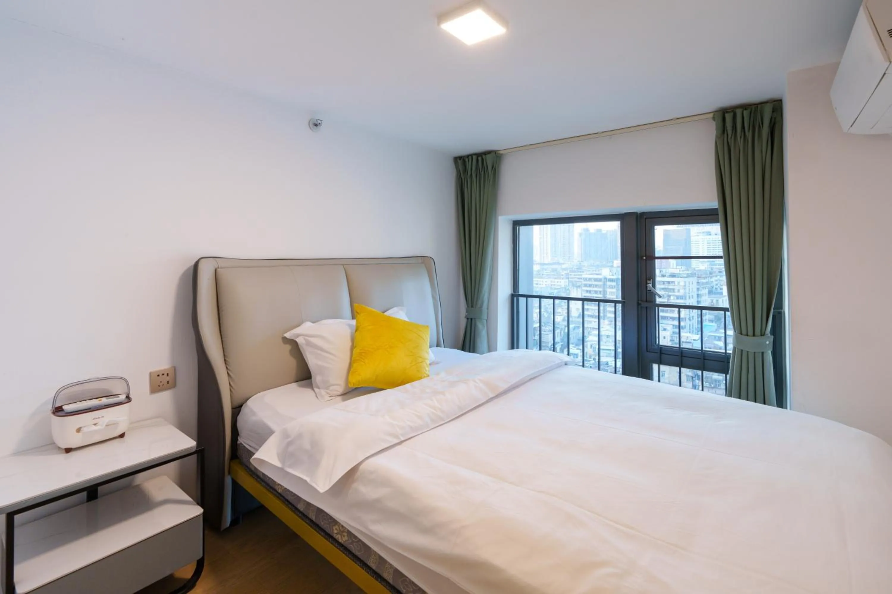 Bed in Sunny International Apartment From Beijing Road