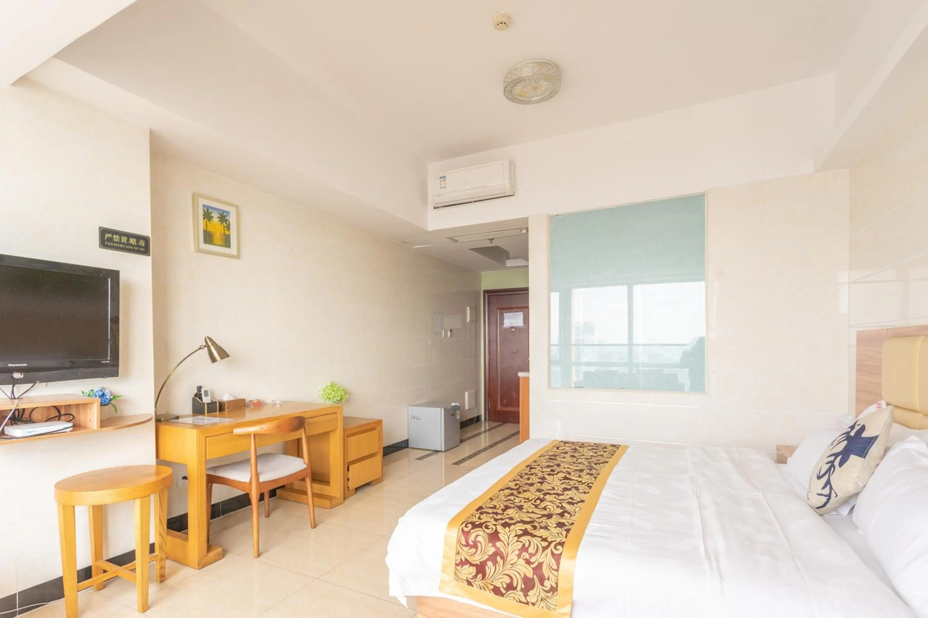 Photo of the whole room, Bed in Sunny International Apartment From Beijing Road