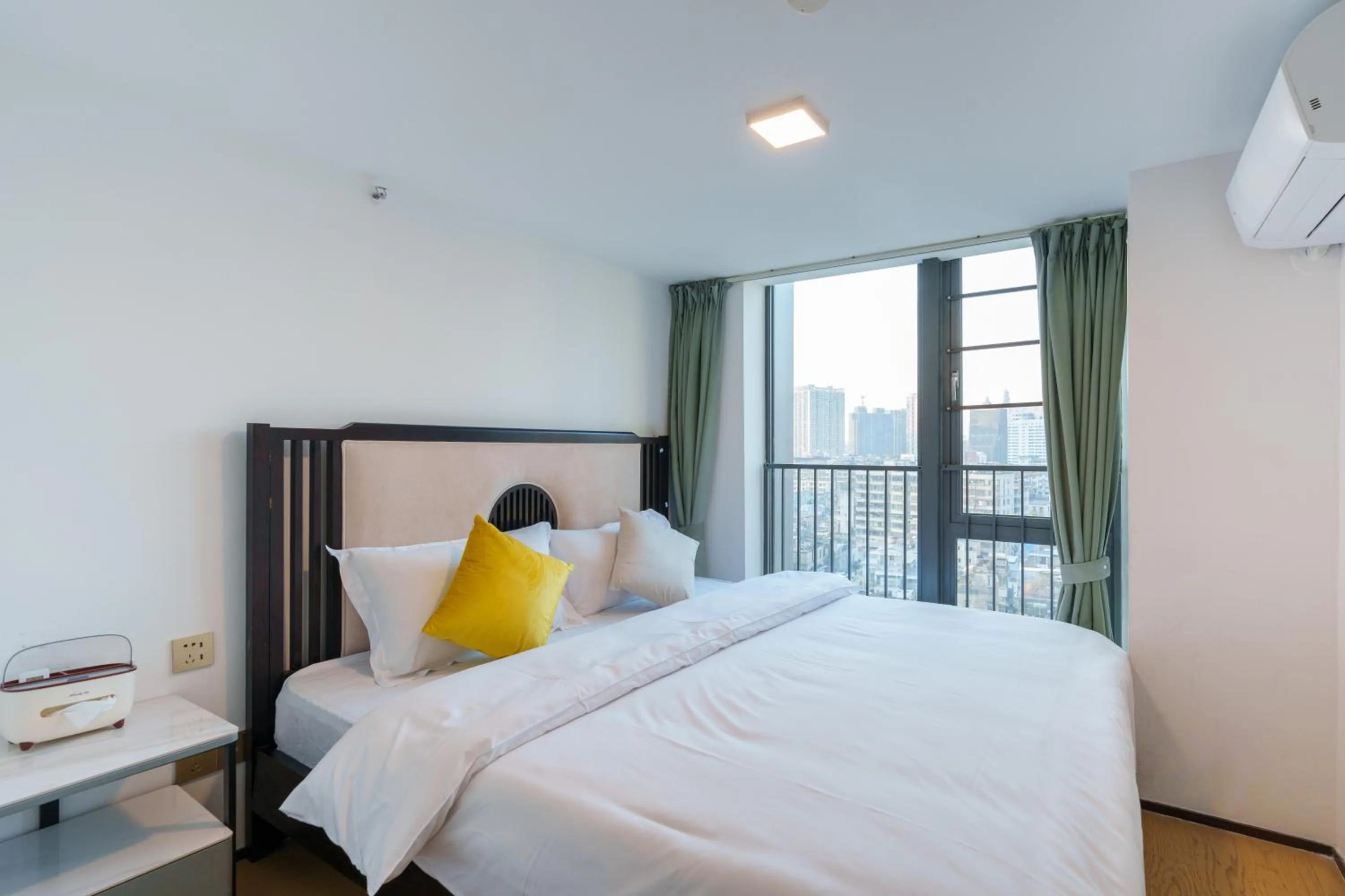 Bed in Sunny International Apartment From Beijing Road