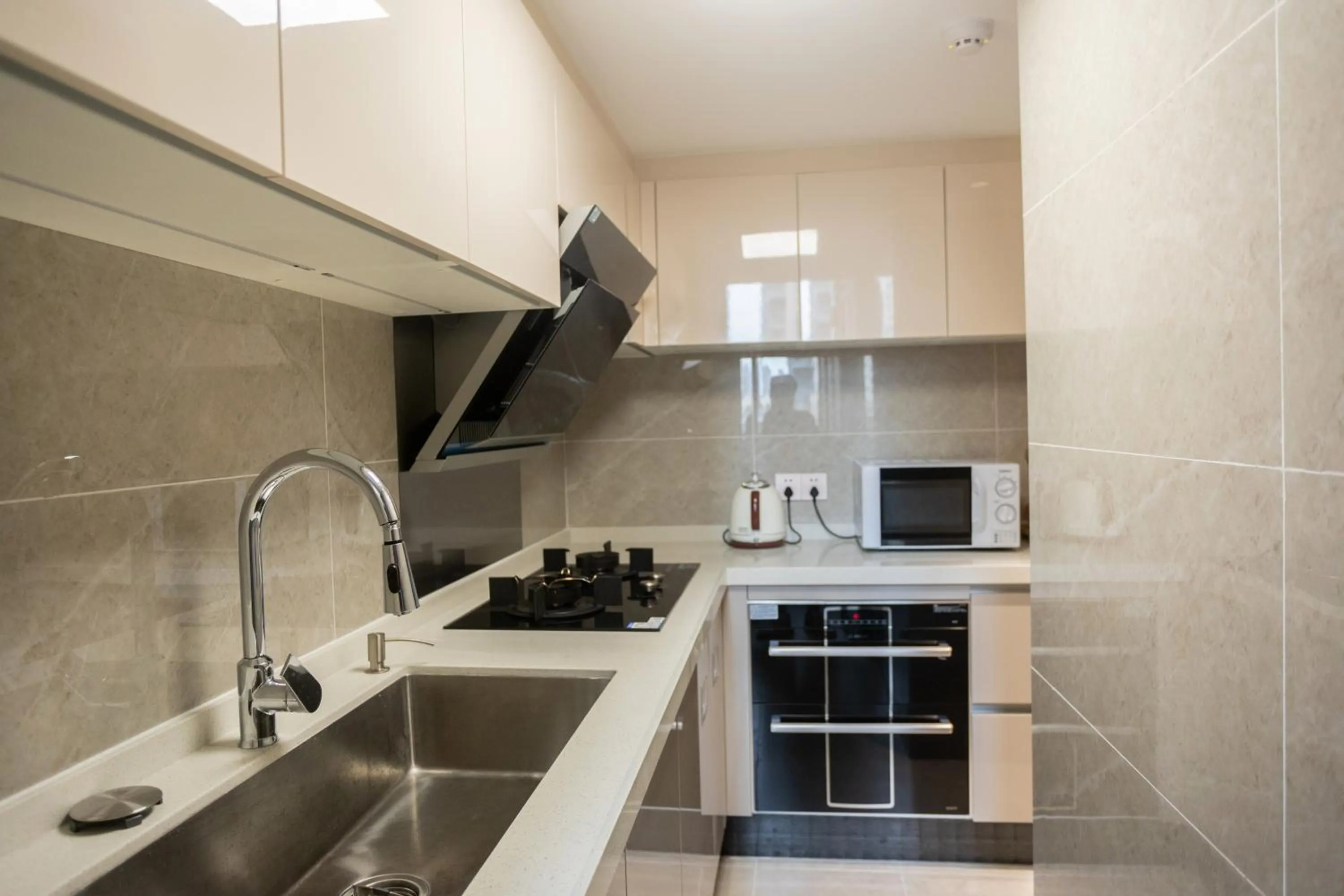 Kitchen or kitchenette in Sunny International Apartment From Beijing Road