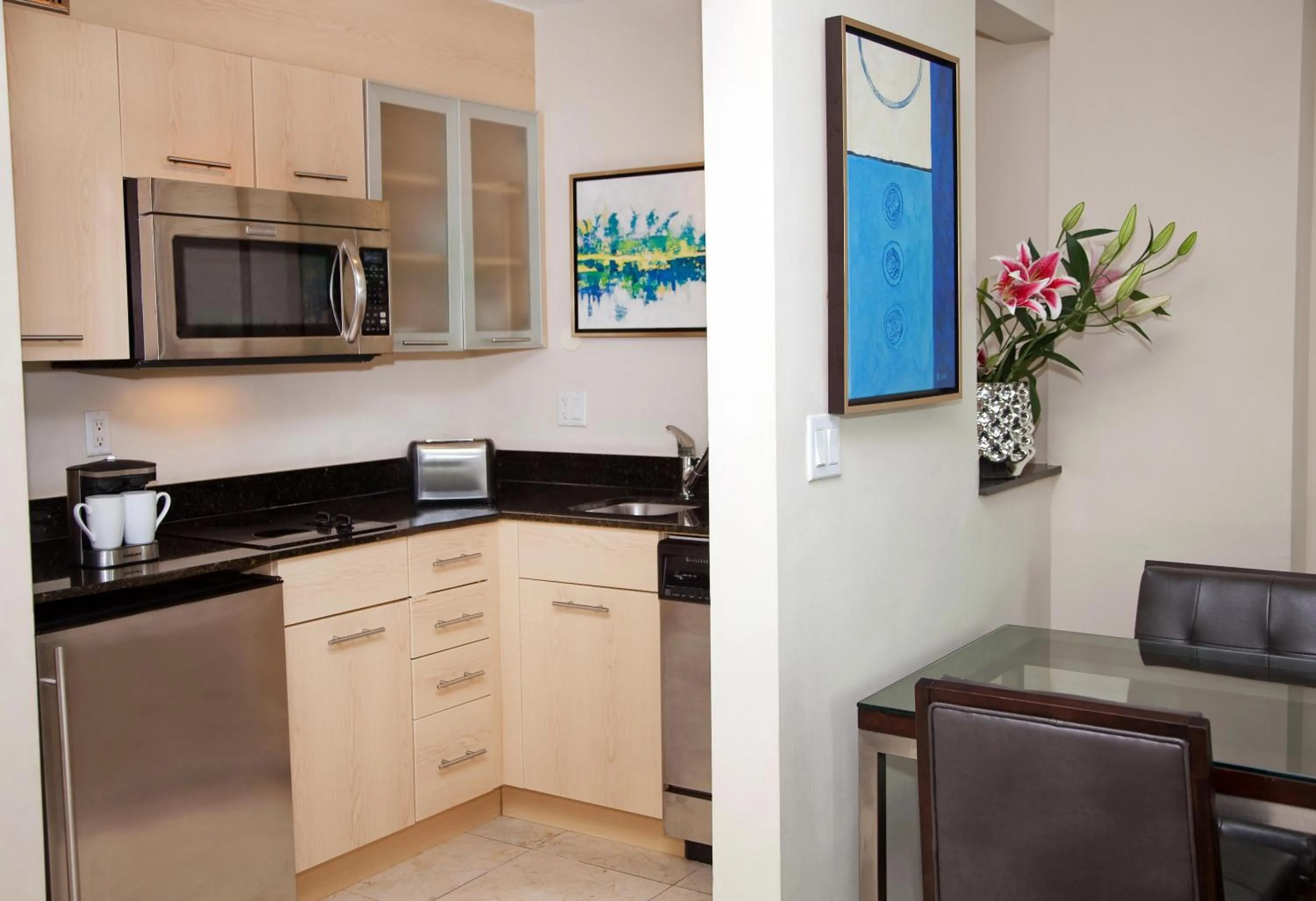 Kitchen or kitchenette in GALLERY One - A DoubleTree Suites by Hilton Hotel