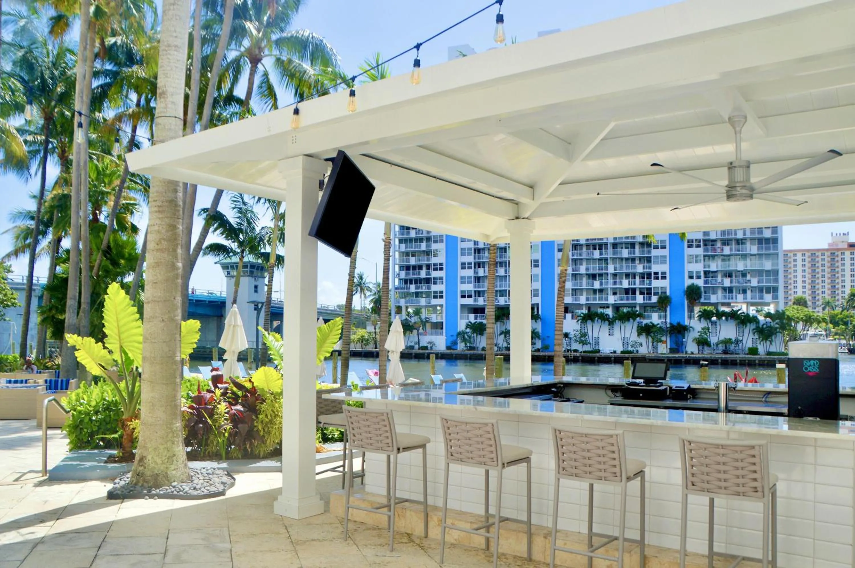 Lounge or bar in GALLERY One - A DoubleTree Suites by Hilton Hotel