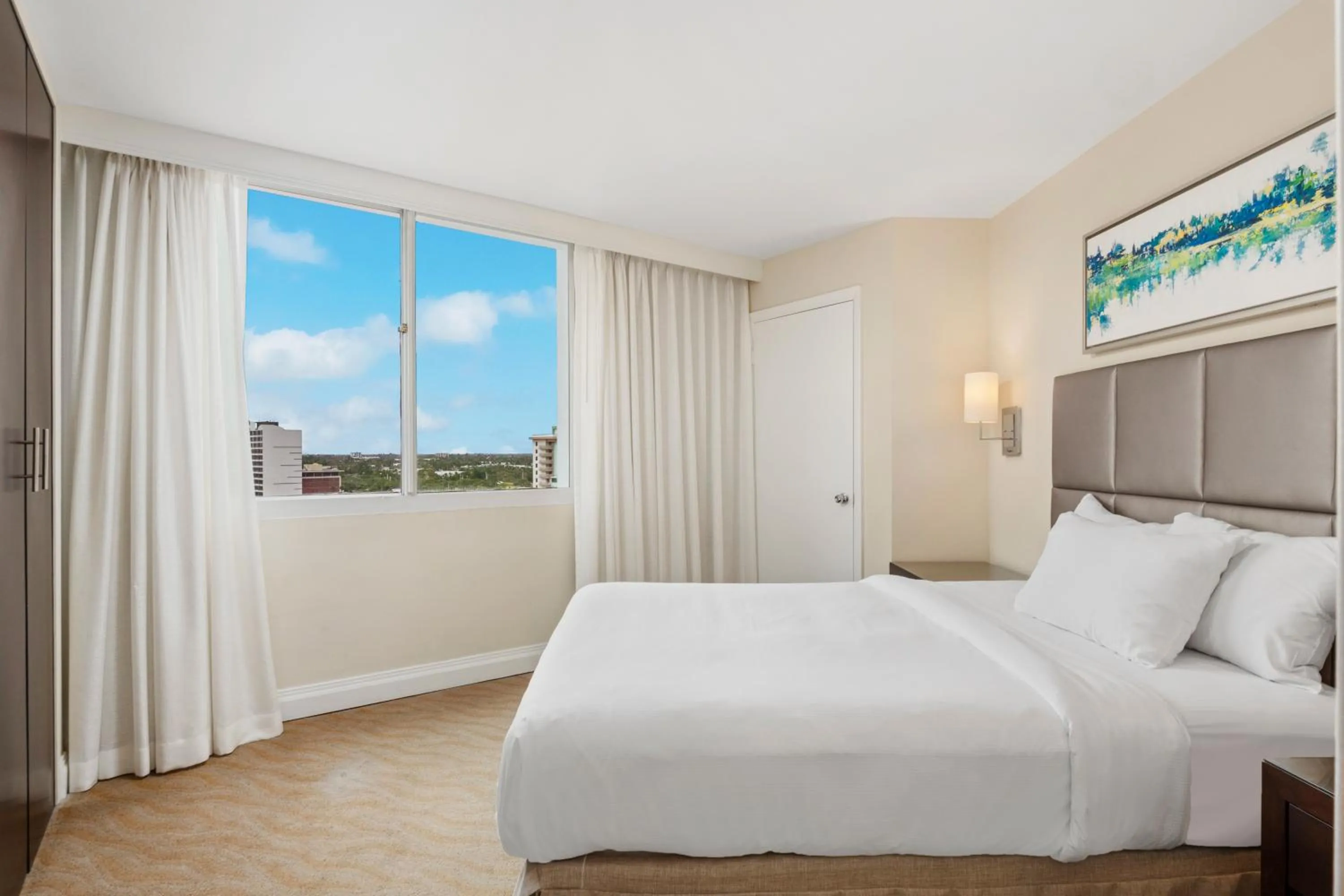 City view, Bed in GALLERY One - A DoubleTree Suites by Hilton Hotel