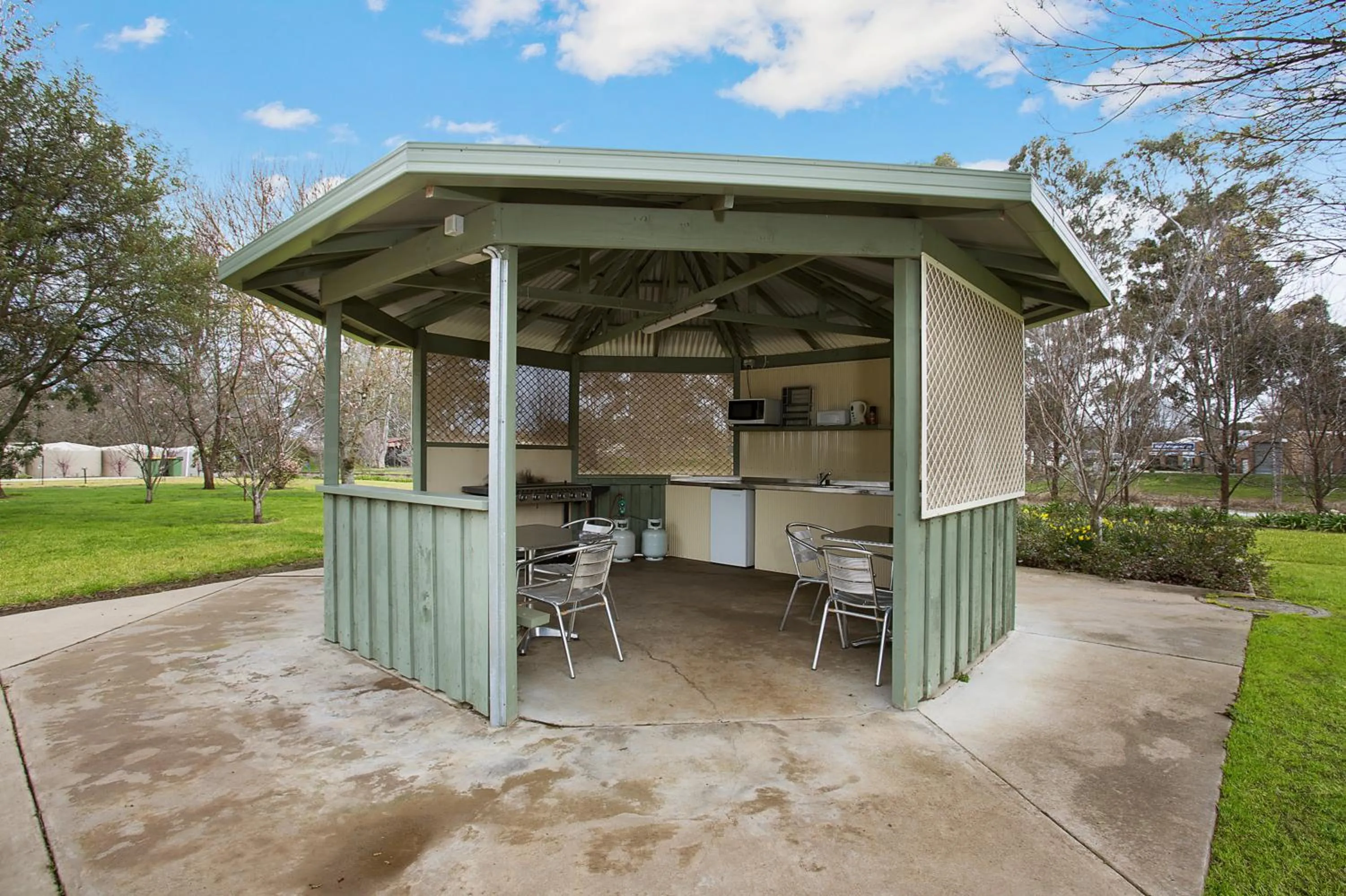 BBQ facilities in Lake Hamilton Motor Village and Caravan Park