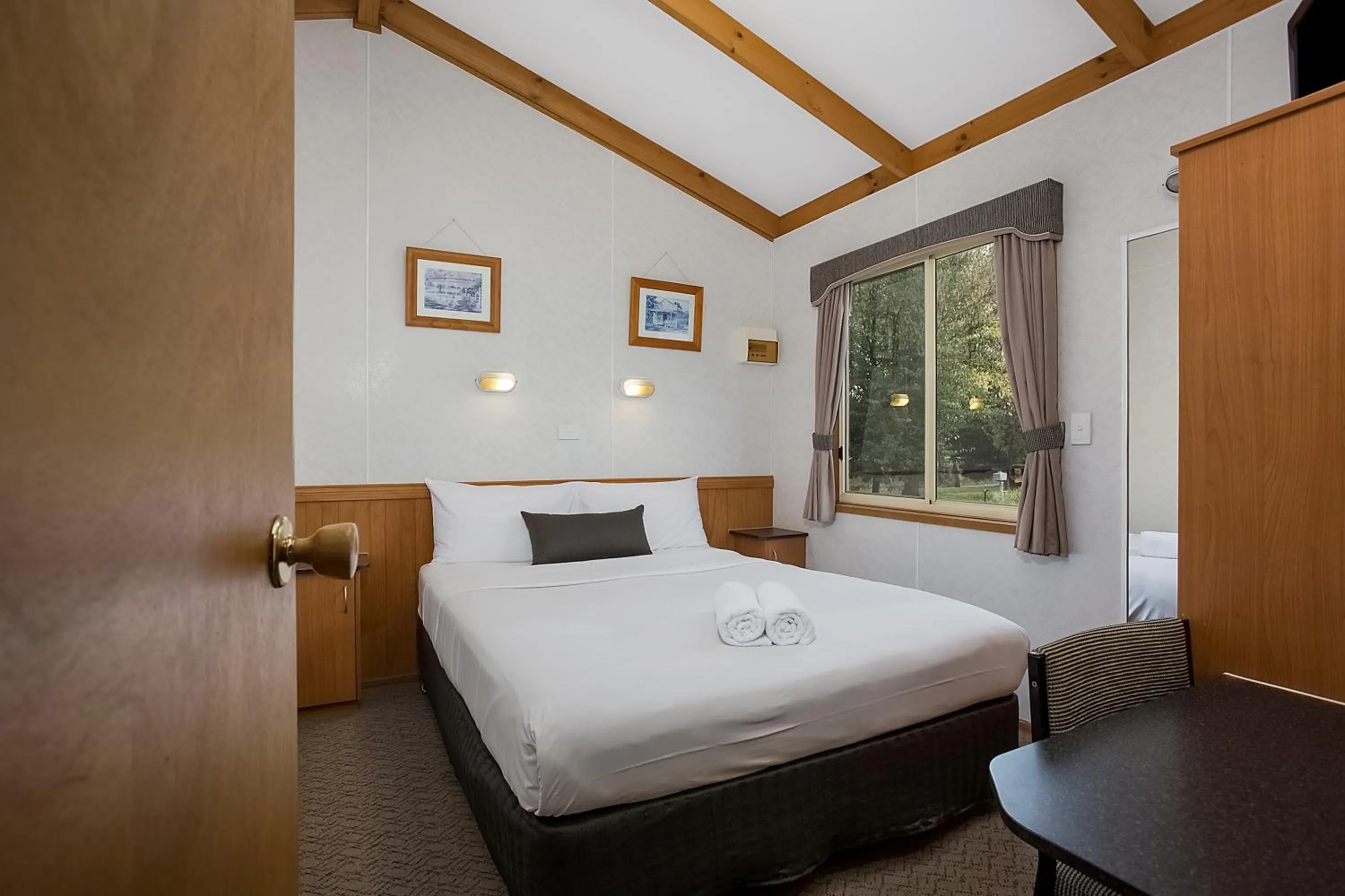 Bathroom, Bed in Lake Hamilton Motor Village and Caravan Park