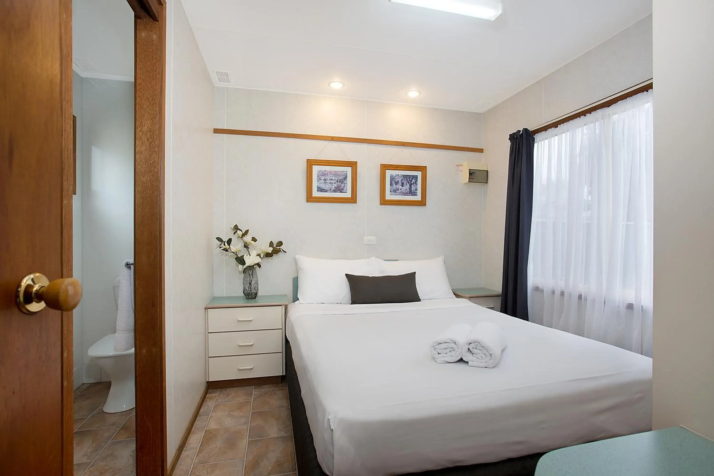 Superior One-Bedroom Cabin in Lake Hamilton Motor Village and Caravan Park Superior One-Bedroom Cabin in Lake Hamilton Motor Village and Caravan Park