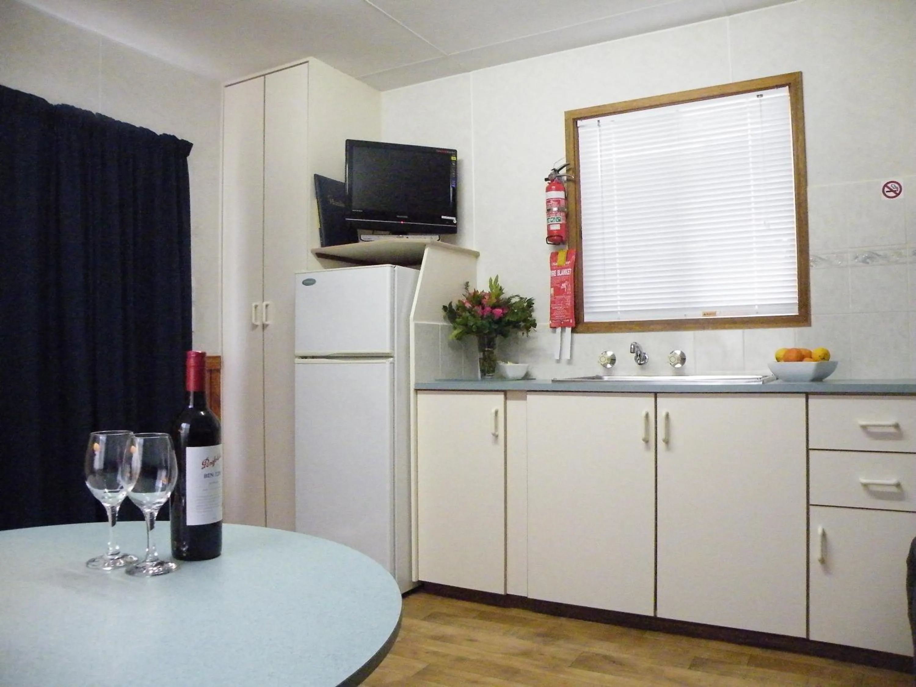 Living room in Lake Hamilton Motor Village and Caravan Park