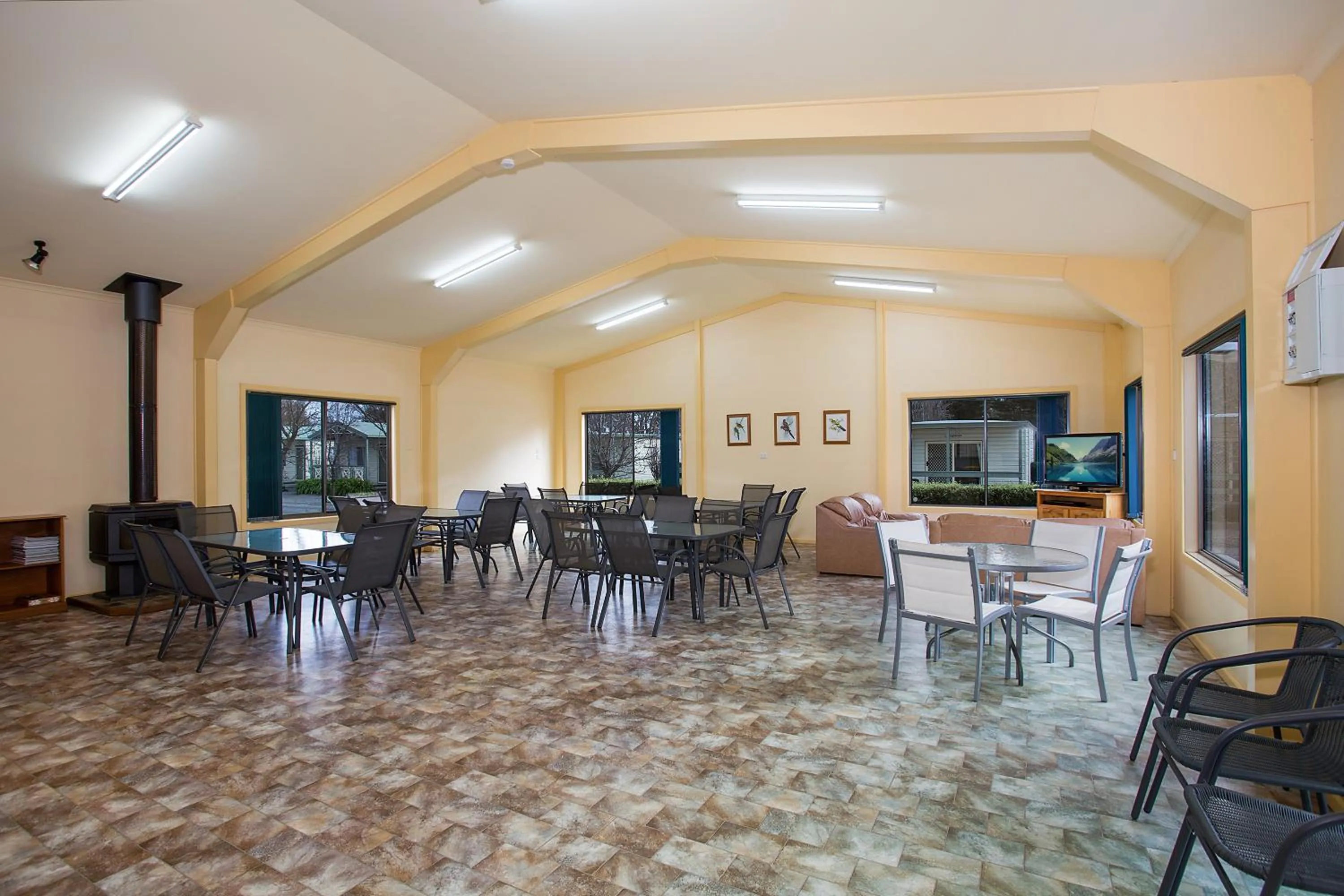 Communal lounge/ TV room in Lake Hamilton Motor Village and Caravan Park