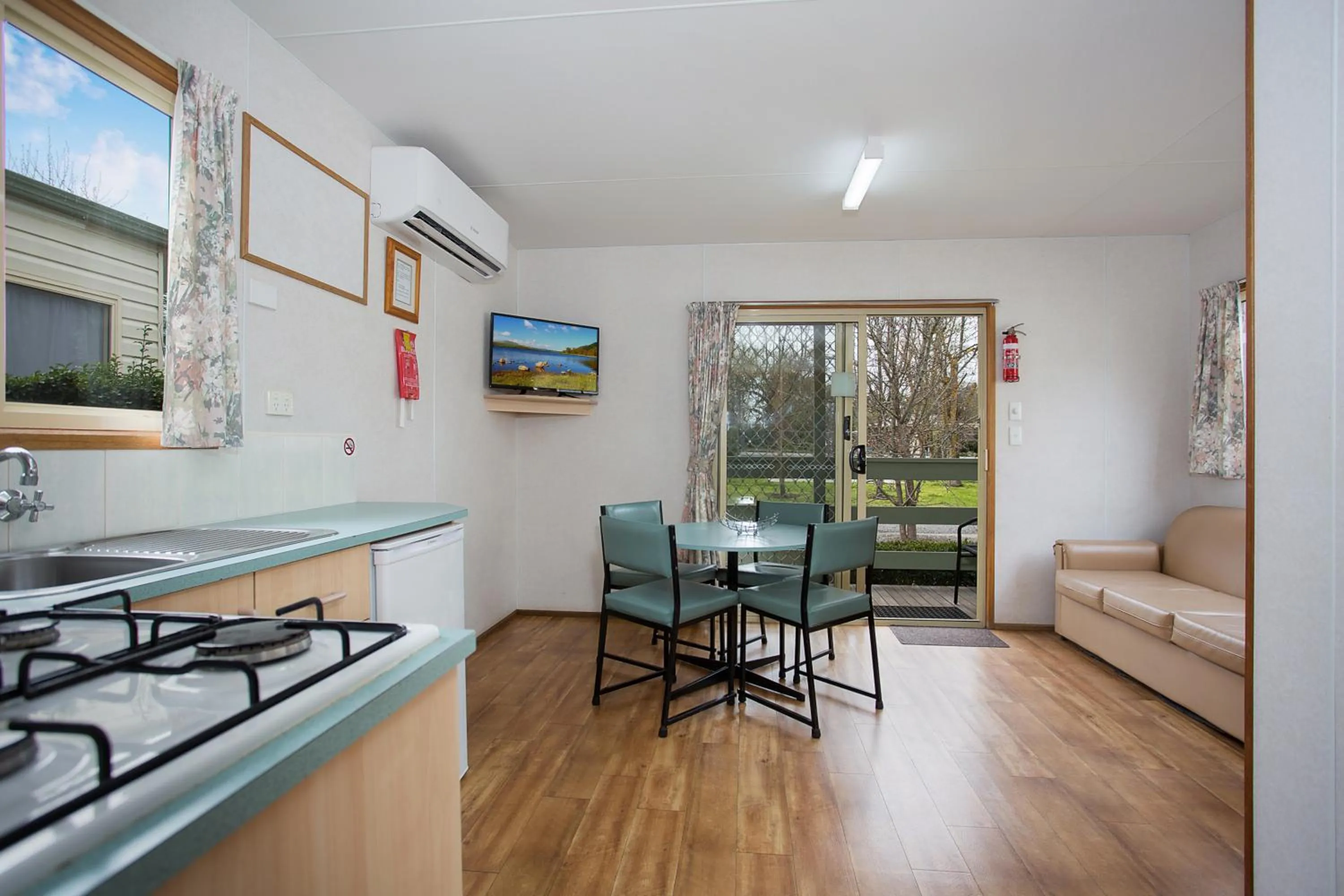 Dining area in Lake Hamilton Motor Village and Caravan Park
