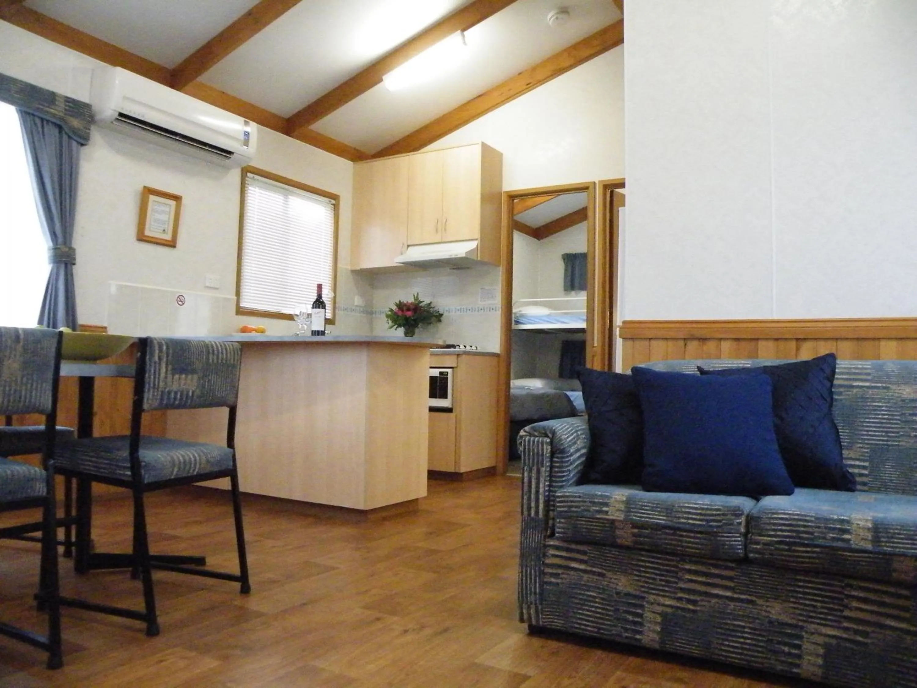 Living room in Lake Hamilton Motor Village and Caravan Park
