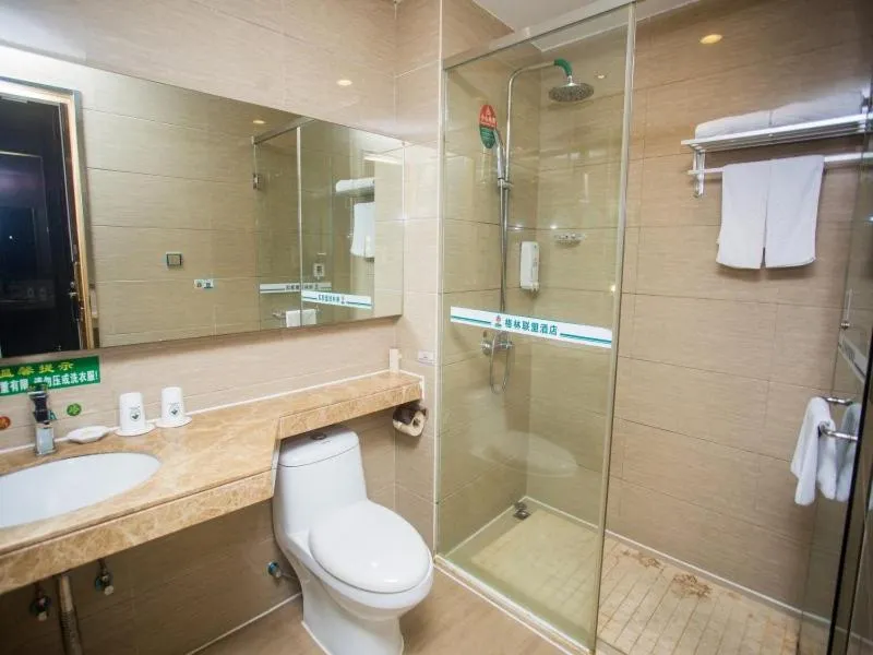 Bathroom in Greentree Alliance Shenzhen Shekou Sea World Hotel