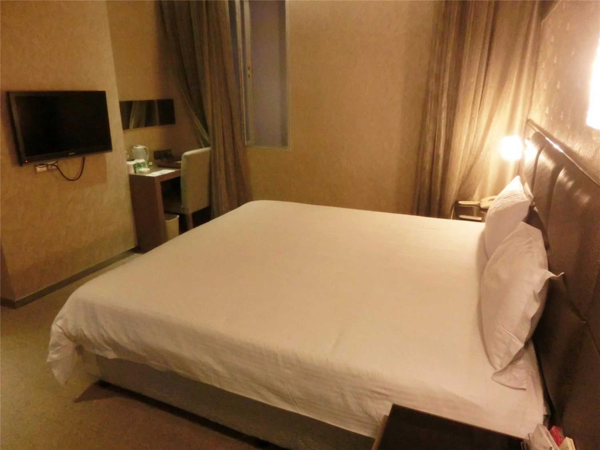 Bed, TV/Entertainment Center in Greentree Alliance Shenzhen Shekou Sea World Hotel